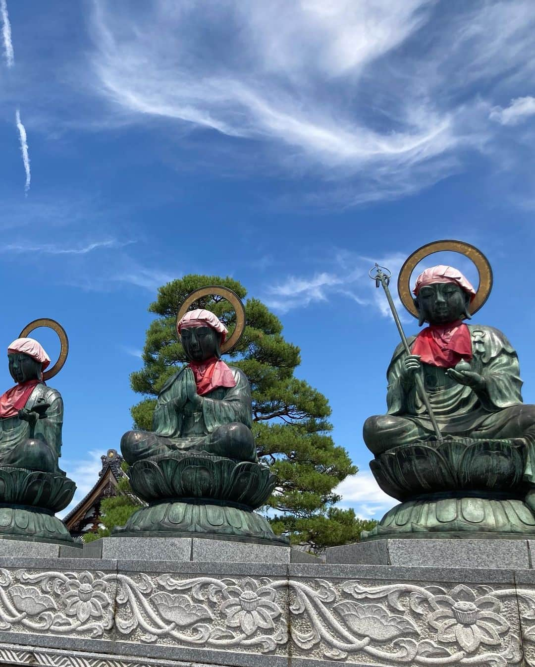 石塚かおりさんのインスタグラム写真 - (石塚かおりInstagram)「#善光寺  連休明け、調子はいかがですか？  番組は通常営業。  皆さんからのお出かけメールで、スタジオで旅気分を味わっていました。  お仕事だった皆様、おつかれさま。  少し前、私もちょっぴりお出かけ、善光寺さん参り。  心ざわつくこんな時に、少しでも穏やかに過ごせますようにと祈りながら。  ご開帳には間に合いませんでしたが、十分ご利益をいただいてきました。  長野のアナウンサー仲間にも会いたかったけど、今回は我慢。  またすぐに行きたいなあ。  皆様にもご利益をおすそわけ。  #長野#善光寺詣#御開帳#パワースポット #お寺めぐり#びんずる#仁王門#山門#ご利益ありますように  #仲見世#カフェ#ジェラート 帰りに#新井#道の駅#ご当地ラーメン#味噌ラーメン   #良いことがありますように  #新潟放送#アナウンサー #石塚かおり 明日もあなたと #石塚かおりのbrandnewday #ブラニュー」7月19日 20時10分 - kaori_ishizuka413