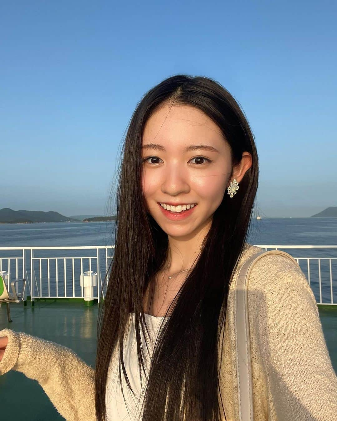 入江美沙希さんのインスタグラム写真 - (入江美沙希Instagram)「今日で16歳になりました！ 応援して下さっている皆さん、メンバーや仲良くしてくれている方々、大好きな家族、スタッフの皆さんいつも有難うございます！ ⁡ お仕事をさせて頂いていることに日々感謝し、これからも沢山学び成長していきたいです！ ⁡ ⁡ そして、明日めざましテレビ に生出演します！ 今からどきどきです。。 イマドキ　6時50分頃〜です。 生じゃんけん　2戦目 6時58分頃です！ 是非見て下さい！ ⁡ ⁡ ⁡ DMでもお祝いしてくれて有難う🤍 ⁡ ⁡ #16歳 #誕生日#MyBirthday#birthday#めざましテレビ#イマドキ#イマドキガール #06 #06년생#jk1#jk#カーディガン#ロングヘア#メイク#韓国コーデ#韓国メイク#韓国ヘア#ストレートヘア#前髪なし#入江美沙希」7月19日 20時26分 - irie_misaki_official