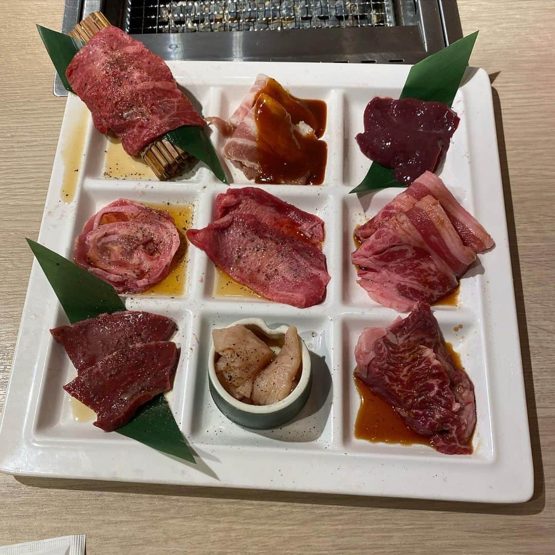 天津いちはさんのインスタグラム写真 - (天津いちはInstagram)「まるきん食堂さんで焼肉９種盛りを食べました🐮  味集中カウンターのようになっており、一人焼肉におすすめです🥰  PR @marukin_tamachi #まるきん食堂 #焼肉盛り合わせ #東京焼肉 #東京居酒屋 #田町グルメ」7月19日 20時50分 - ichichiha