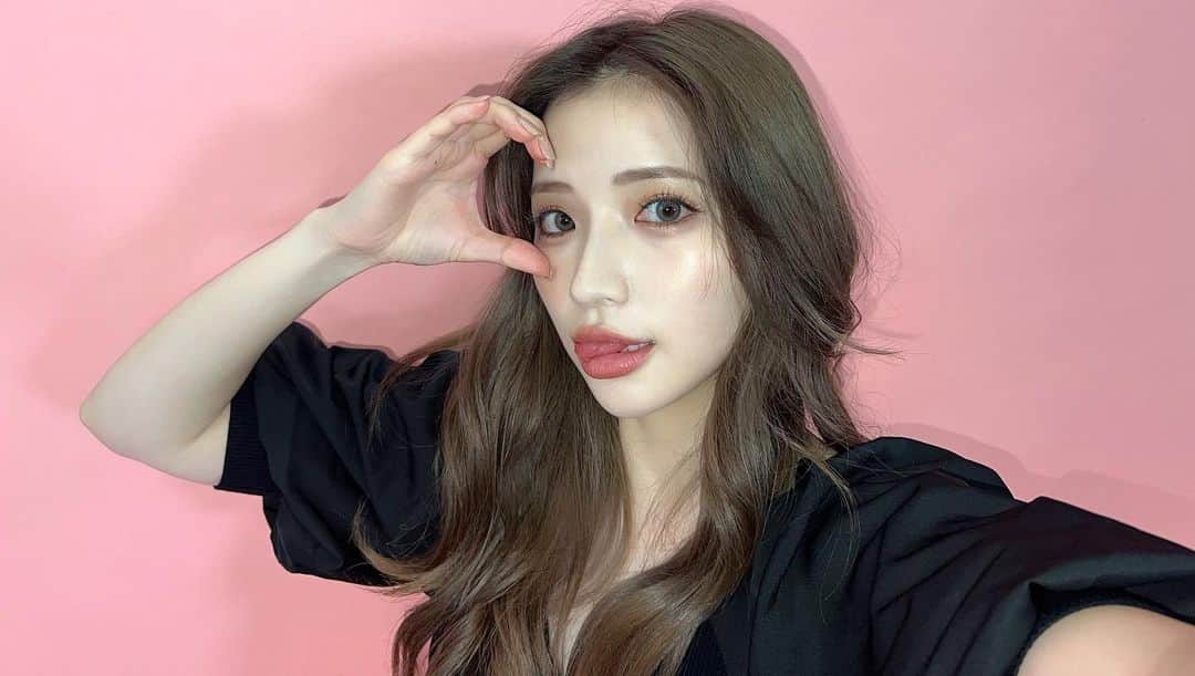 南りほさんのインスタグラム写真 - (南りほInstagram)「このメイクがとってもおきにいり。  最近ね、Tゾーンとかにハイライトは一切いれてないの！チークとハイライトを混ぜてチークとして頬っぺたに塗るのが好き🧠 あとアイラインはちょい跳ね上げ気分🫦」7月19日 20時52分 - minami.riho