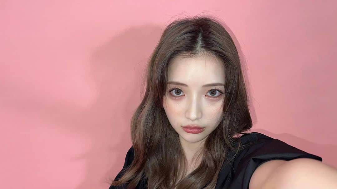 南りほさんのインスタグラム写真 - (南りほInstagram)「このメイクがとってもおきにいり。  最近ね、Tゾーンとかにハイライトは一切いれてないの！チークとハイライトを混ぜてチークとして頬っぺたに塗るのが好き🧠 あとアイラインはちょい跳ね上げ気分🫦」7月19日 20時52分 - minami.riho