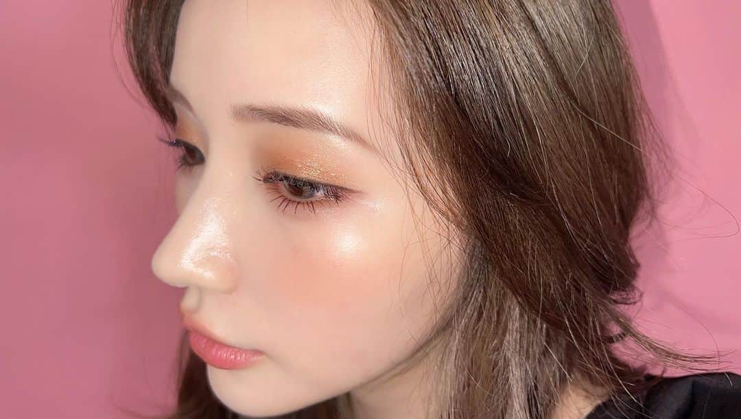 南りほさんのインスタグラム写真 - (南りほInstagram)「このメイクがとってもおきにいり。  最近ね、Tゾーンとかにハイライトは一切いれてないの！チークとハイライトを混ぜてチークとして頬っぺたに塗るのが好き🧠 あとアイラインはちょい跳ね上げ気分🫦」7月19日 20時52分 - minami.riho