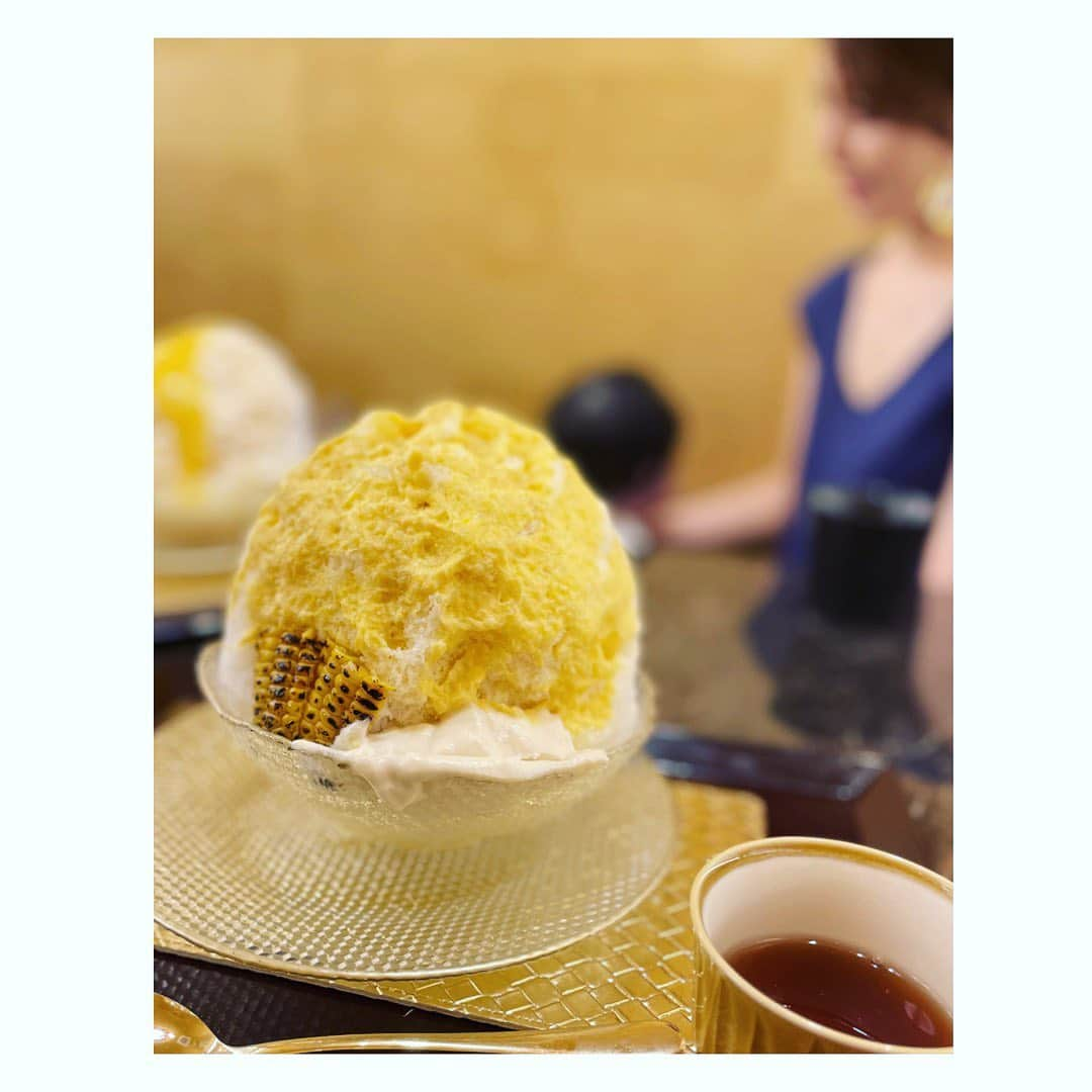 望月理恵さんのインスタグラム写真 - (望月理恵Instagram)「今年初かき氷🍧  新宿にある @saryou.okuman  の焼きとうもろこしかき氷を 食べました。  氷の口溶けといい、とうもろこしの甘味といい、、 クリームも！！美味しくて口に運ぶたびに幸せが 訪れていました❣️  さらに友人のかわいい息子くんが目の前にいて、 目が合うたびに 微笑んでくれるんです。 その笑顔、優勝！！！  #かき氷 #焼きとうもろこし #中にもとうもろこし #フレンチの前菜のよう  #茶寮億万  #美女2人とかき氷 #となりにいる美女と 息子くんを取り合う。 #バチェラー」7月19日 21時34分 - mochiee28