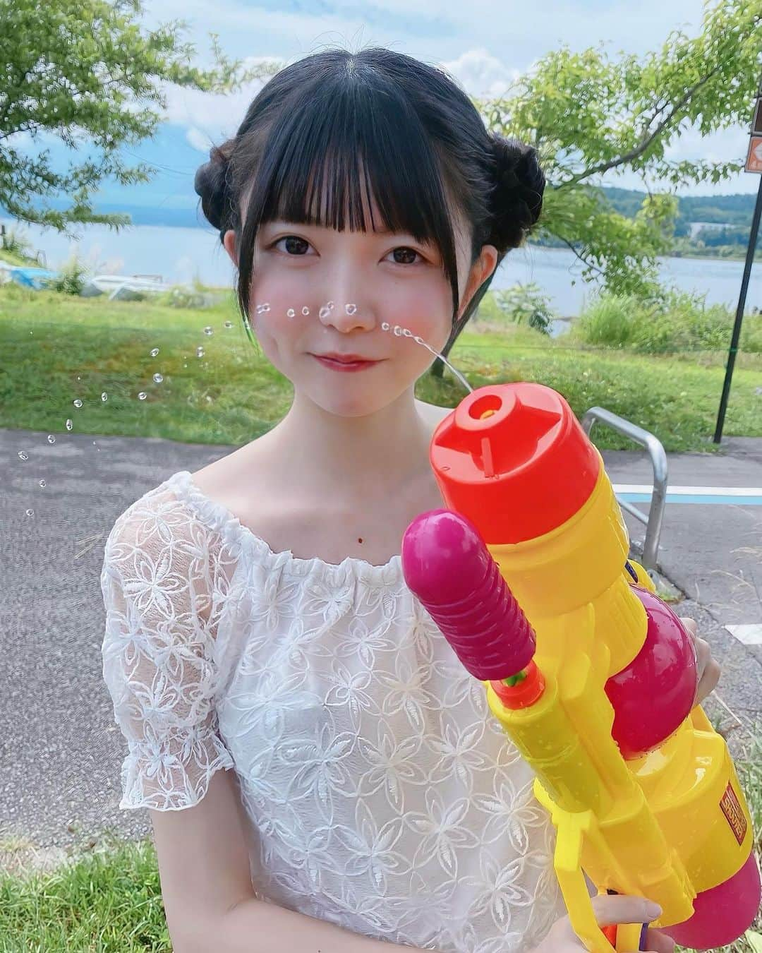 小野寺梓さんのインスタグラム写真 - (小野寺梓Instagram)「💦🔫  最近夏っぽい写真を撮るように心がけてるんだ！夏っぽさ伝えられてるかな〜？  水鉄砲はFES☆TIVEさんの運営さんが遊んでいいよって貸してくれました🙌    #水鉄砲  #夏  #オフショル  #真っ白なキャンバス  #白キャン  #小野寺梓」7月19日 22時05分 - onoderaco