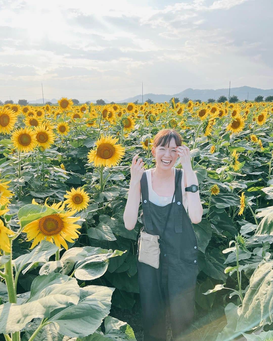 佐藤栞里さんのインスタグラム写真 - (佐藤栞里Instagram)「. 親友と、夏に、会いに行ってきました🌻 どうしても見せたくてさ、と 畑を数箇所まわったものの 思っていた景色と違ったようで それからひまわり畑を探す旅に。 見られなくてもそれはそれでおもしろいから 思い出になるから いいよ？もう大丈夫だよ？と言っても 諦めないめげない、優しく頑固なところは 20年以上変わらないね、愛おしいね☺️ おかげで、満開のひまわりに出会えました。 なーーーーんて綺麗なんでしょう。 やっぱり元気に笑顔なれるんですよね、 ひまわりって、いい顔してるよなあ。 近くに美味しいジェラート屋さんもあるんだよ！と てくてく向かった先には本日営業終了しましたの看板。 それもまた、わたしたちらしいいつものこと。 ひとつひとつが濃ゆい時間になりますね。 夏の、大切な思い出🕊」7月19日 22時22分 - satoshiori727