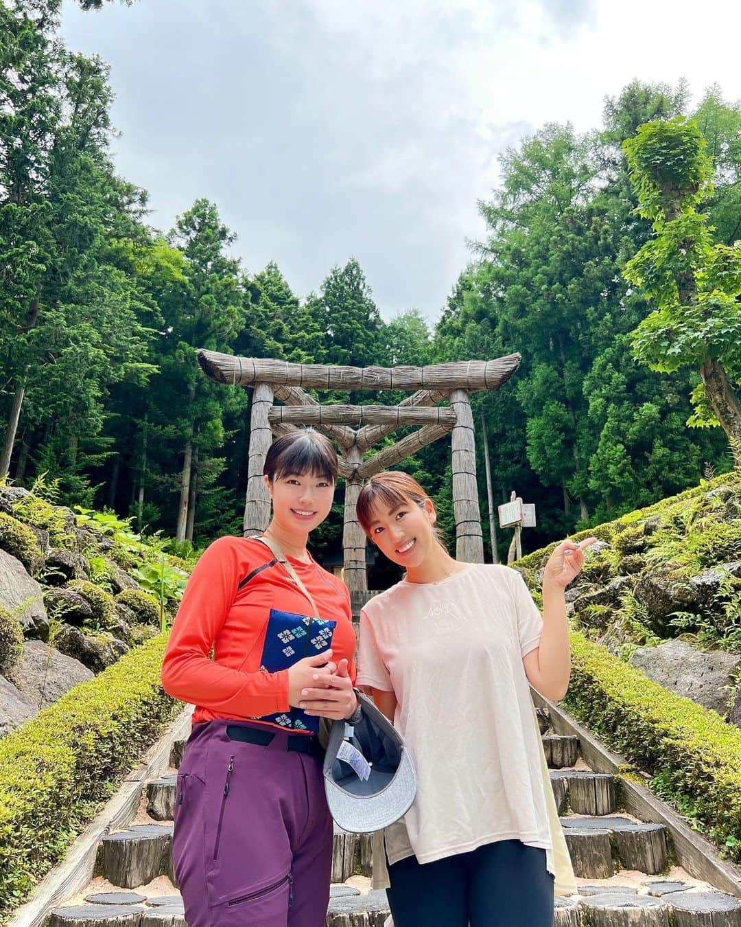 小田飛鳥さんのインスタグラム写真 - (小田飛鳥Instagram)「庄司ゆうこさんと、富士山登山の前に神社巡り〜☺︎ ご朱印帳も持って来たので、今日一日でかなりたまった〜☺️ 神聖な雰囲気の中で気持ちも整い、いざ、、！ その前に鰻や馬刺しなど精のつくもので腹ごしらえ＾＾ ♪ #庄司ゆうこ さん #不ニ阿祖山太神宮 #新屋山神社 #新屋山神社本宮 #新屋山神社奥宮 #鰻 #甲州うなよし さん #ご朱印巡り」7月19日 22時52分 - asuka_oda_0320