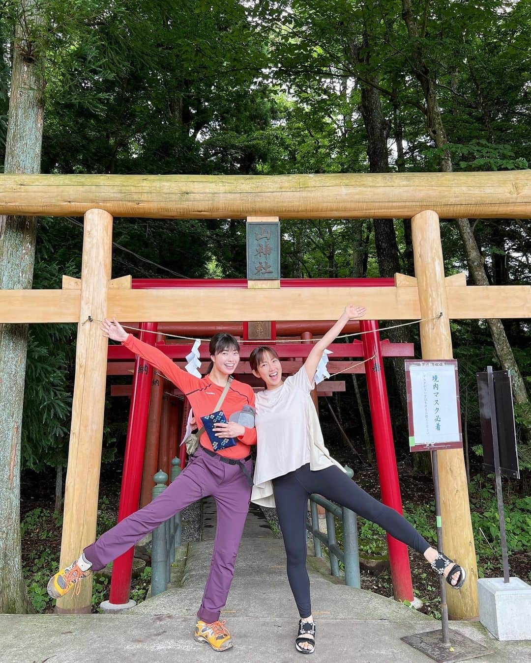 小田飛鳥さんのインスタグラム写真 - (小田飛鳥Instagram)「庄司ゆうこさんと、富士山登山の前に神社巡り〜☺︎ ご朱印帳も持って来たので、今日一日でかなりたまった〜☺️ 神聖な雰囲気の中で気持ちも整い、いざ、、！ その前に鰻や馬刺しなど精のつくもので腹ごしらえ＾＾ ♪ #庄司ゆうこ さん #不ニ阿祖山太神宮 #新屋山神社 #新屋山神社本宮 #新屋山神社奥宮 #鰻 #甲州うなよし さん #ご朱印巡り」7月19日 22時52分 - asuka_oda_0320