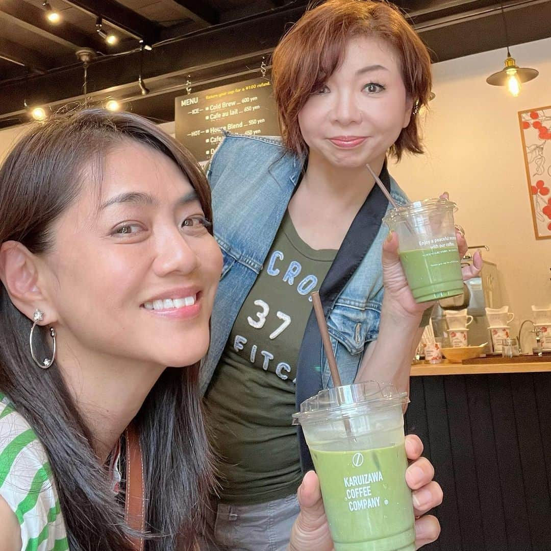 前田典子さんのインスタグラム写真 - (前田典子Instagram)「#軽井沢コーヒー @karuizawa_coffee_company ☕️ ここの #宇治抹茶ラテ🍵  @chacha_senchasou  とコラボ 💚🤍🤎　3層がきれい✨ めちゃ美味しかったよ👍😘❣️ 軽井沢テニスコートの前🎾わかりやすい場所👍 飲み終わりのプラカップを返却したら100円キャッシュバック👌素晴らしい👏 レギュラーコーヒー☕️も めちゃ美味しい😆👍  連休は軽井沢へ モモちゃん @highheel_momoko  エミちゃん @emis.kitchen  と行ってきました 爆笑ショッピング🤣 爆笑グルメ🤣 楽しかったなぁ🤣  素敵なH邸にて 雅与さんとHさん @koedamasayo 今年もお世話になりました❤️ #ありがとうございました💕 #軽井沢大好き❤️  #抹茶色の月夜に💚🌕✨ #宇治抹茶ハイソーダ割り #宇治抹茶ブーム」7月19日 22時55分 - maenorichang