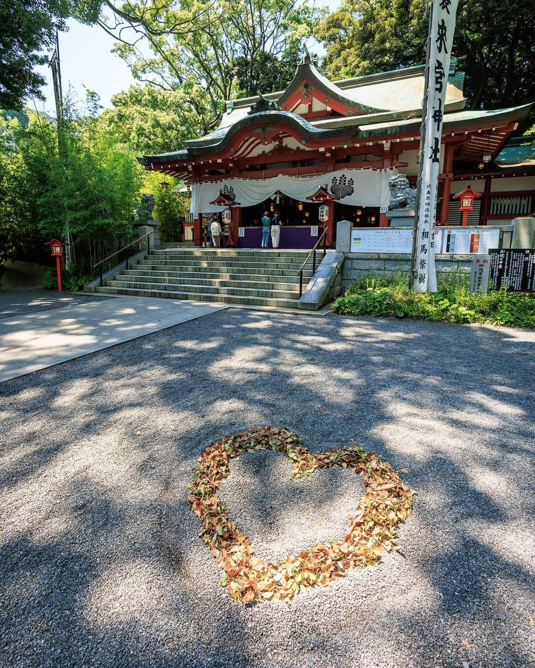 SHOCK EYEさんのインスタグラム写真 - (SHOCK EYEInstagram)「熱海の来宮神社には本州で1番大きな大楠がいる✨🙏  この場所で2100年以上もの間、この木が育ち、守られてきたのは特別な環境下にあったから。 たまたま、豊かで清らかな水が近くに流れ、栄養たっぷりの土壌、そして周りの木々がこの御神木を風などから守ってきたから。  そう考えるとこの場所が特別なパワースポットであるってことなんだよね。  その長寿にあやかって、 この大楠を一回りすると寿命が一年伸びると伝えられているよ。  それにしてもすごいなあ。  #来宮神社 #熱海 #大楠 #天然記念物 #kinomiyashrine #kinomiyashrine #shrine」7月19日 22時56分 - shockeye_official