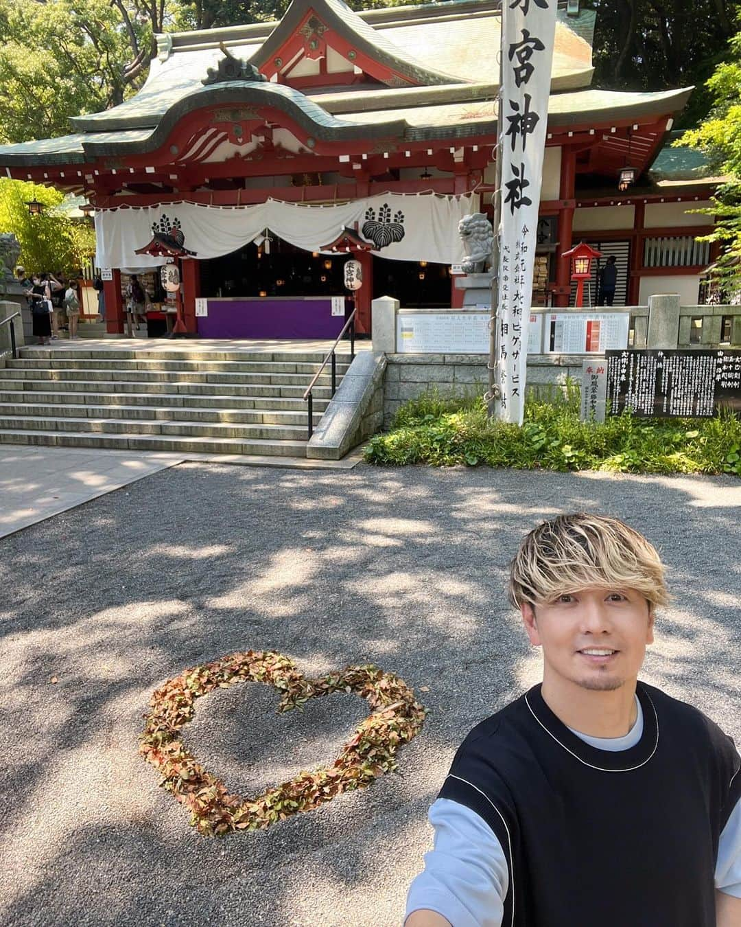 SHOCK EYEさんのインスタグラム写真 - (SHOCK EYEInstagram)「熱海の来宮神社には本州で1番大きな大楠がいる✨🙏  この場所で2100年以上もの間、この木が育ち、守られてきたのは特別な環境下にあったから。 たまたま、豊かで清らかな水が近くに流れ、栄養たっぷりの土壌、そして周りの木々がこの御神木を風などから守ってきたから。  そう考えるとこの場所が特別なパワースポットであるってことなんだよね。  その長寿にあやかって、 この大楠を一回りすると寿命が一年伸びると伝えられているよ。  それにしてもすごいなあ。  #来宮神社 #熱海 #大楠 #天然記念物 #kinomiyashrine #kinomiyashrine #shrine」7月19日 22時56分 - shockeye_official