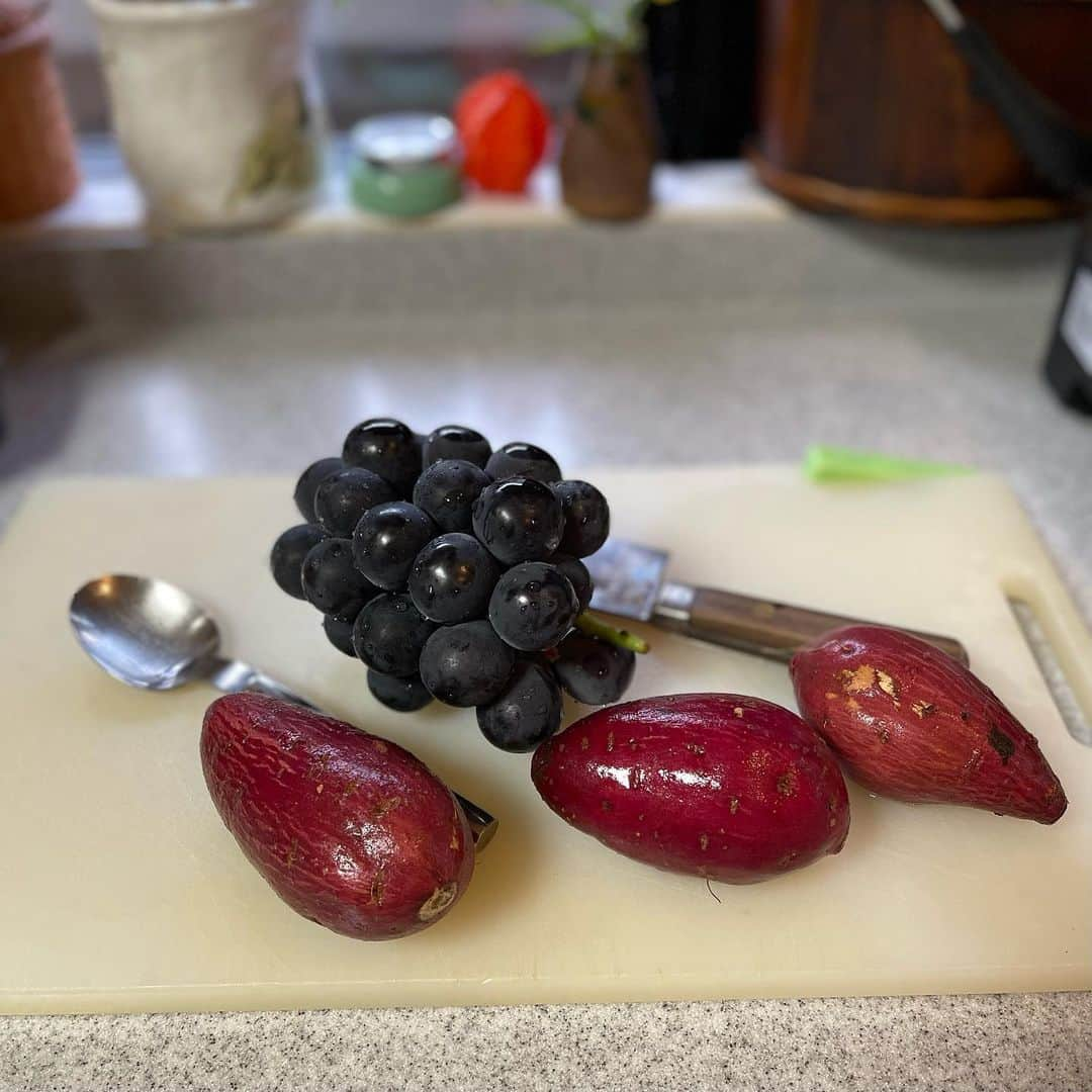 結城アンナさんのインスタグラム写真 - (結城アンナInstagram)「果物🍇は何もせず、そのまま食べるのが好き❣️でも火🔥を与える事によって酸っぱい物を甘く変身させる場合もあります🤓さつまいも🍠にXVOオイル、ダーメリク、ブラックペッパーをまぶしてから200℃のオーブンで20分ロースト、さつまいもスライスをひっくり返して、ぶどう🍇、フレッシュタイム、好みでチリフレーク、海塩、もう少しXVOオリーブオイルを注いでから再びオーブンで10〜15分。サラダ🥗プレート、チーズ🧀と一緒に、などなど👍🏼  🍠Roast Satsuma sweet potatoes & Grapes with Turmeric & Fresh Thyme🍇  #さつまいも #さつまいもレシピ #ブドウ #ぶどう #ローストぶどう #ワインに合う料理 #ワインに合う  #夏の前菜」7月20日 6時39分 - ayukihouse