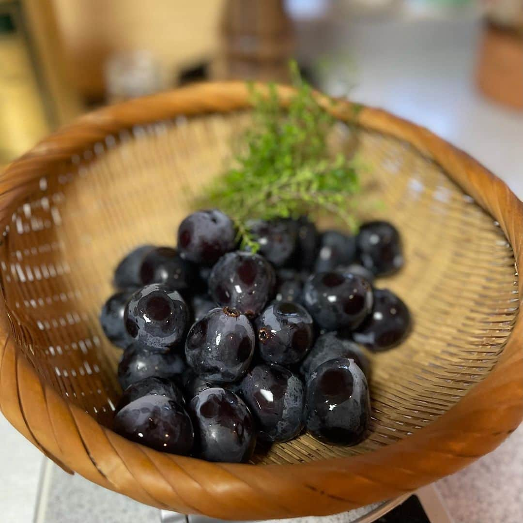 結城アンナさんのインスタグラム写真 - (結城アンナInstagram)「果物🍇は何もせず、そのまま食べるのが好き❣️でも火🔥を与える事によって酸っぱい物を甘く変身させる場合もあります🤓さつまいも🍠にXVOオイル、ダーメリク、ブラックペッパーをまぶしてから200℃のオーブンで20分ロースト、さつまいもスライスをひっくり返して、ぶどう🍇、フレッシュタイム、好みでチリフレーク、海塩、もう少しXVOオリーブオイルを注いでから再びオーブンで10〜15分。サラダ🥗プレート、チーズ🧀と一緒に、などなど👍🏼  🍠Roast Satsuma sweet potatoes & Grapes with Turmeric & Fresh Thyme🍇  #さつまいも #さつまいもレシピ #ブドウ #ぶどう #ローストぶどう #ワインに合う料理 #ワインに合う  #夏の前菜」7月20日 6時39分 - ayukihouse