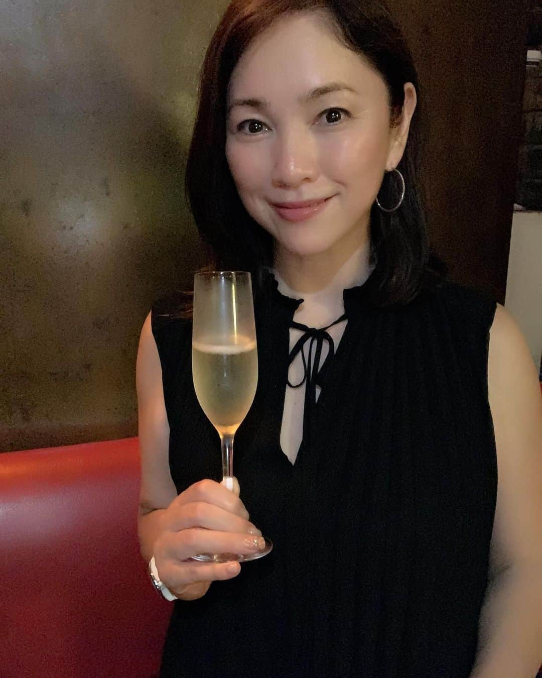 田中悦子さんのインスタグラム写真 - (田中悦子Instagram)「最近知り合って仲良くなった 美しいともこさん❣️ モデルさんもしていてめっちゃスタイル良いです😍  なんと出会いはお寿司屋さん🍣 偶然お隣同士になって 意気投合❣️ 二軒目に一緒にはしごしてしまった😆👍  この日は二度目の再会💕  前から知り合いだったような 共通点があって とても気が合います❣️ この日も、示し合わせたかのような、お洋服もグリーン被りで びっくりしちゃいました🤣  お酒好きなところも☺️😏🍷  また二人で予定を立てました❣️  さて、ながーい夏休みが終わり 今日からがっつりお仕事です❣️  お盆休みまで頑張りましょう💪👍  #アラフィフ #アラフィフ女子 #アラフィフ女子会 #green #アラフィフ女子コーデ #シャンパン #champagne #おはようございます #六本木 #麻布十番」7月20日 7時34分 - etsuko.reborn25