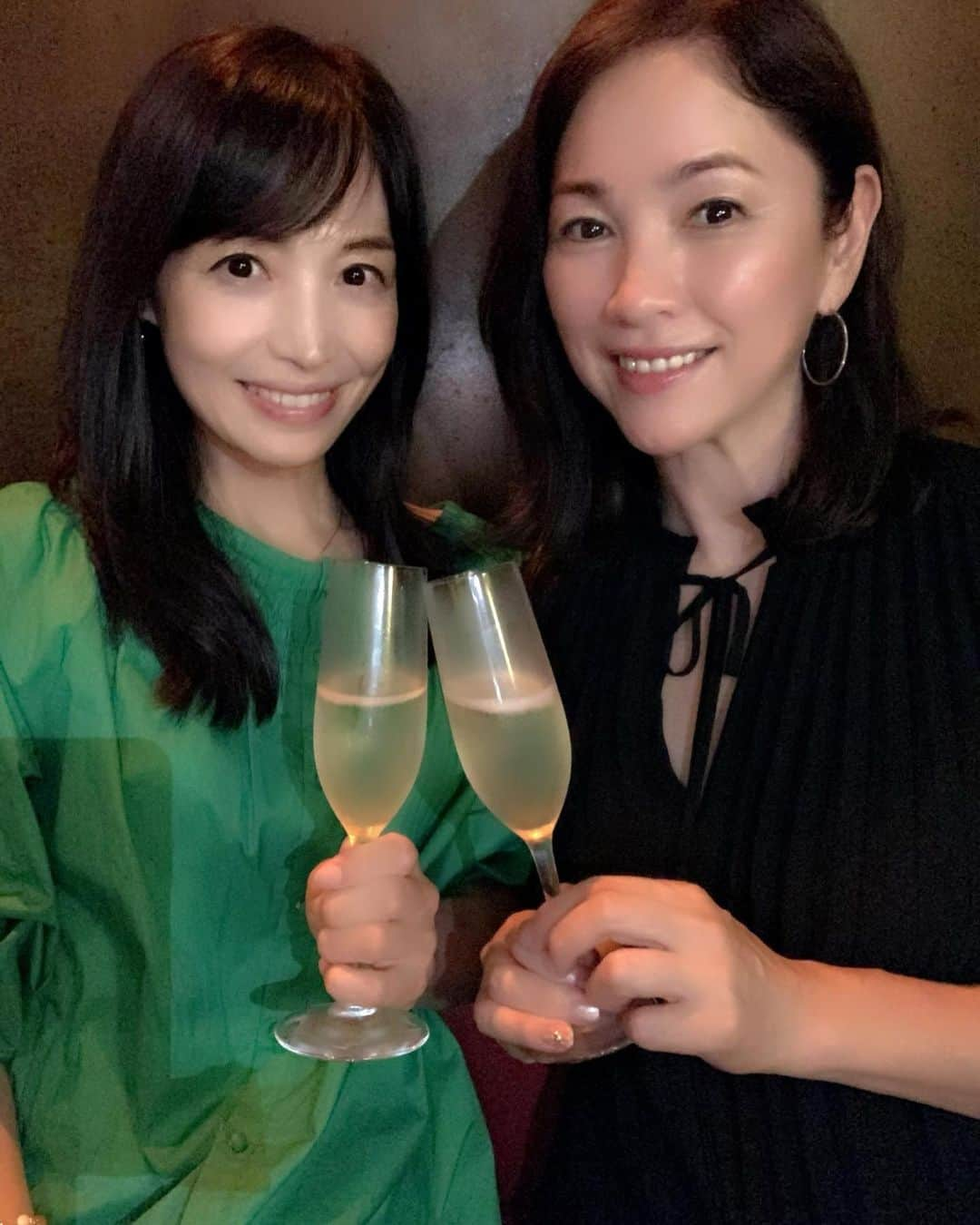 田中悦子さんのインスタグラム写真 - (田中悦子Instagram)「最近知り合って仲良くなった 美しいともこさん❣️ モデルさんもしていてめっちゃスタイル良いです😍  なんと出会いはお寿司屋さん🍣 偶然お隣同士になって 意気投合❣️ 二軒目に一緒にはしごしてしまった😆👍  この日は二度目の再会💕  前から知り合いだったような 共通点があって とても気が合います❣️ この日も、示し合わせたかのような、お洋服もグリーン被りで びっくりしちゃいました🤣  お酒好きなところも☺️😏🍷  また二人で予定を立てました❣️  さて、ながーい夏休みが終わり 今日からがっつりお仕事です❣️  お盆休みまで頑張りましょう💪👍  #アラフィフ #アラフィフ女子 #アラフィフ女子会 #green #アラフィフ女子コーデ #シャンパン #champagne #おはようございます #六本木 #麻布十番」7月20日 7時34分 - etsuko.reborn25