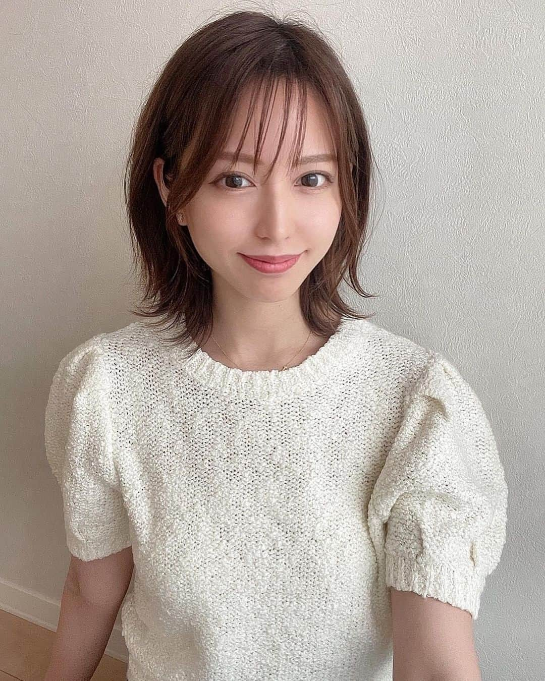 美女naviさんのインスタグラム写真 - (美女naviInstagram)「【美女navi ☻*】前髪ありの髪型さん👼🏻💓 * * 今回ご紹介させていただく方は❤️ 高塚 みゆき さん ▶️▷ @m1yu.24 * * # Repost . . 前髪ありの髪型さん👼🏻💓  ストーリーには別カットを載せてたけど🫢。 　 やっぱりどっちにも出来る2way仕様が好み♡♡ . . 高塚 みゆき さん のアカウントには 他にも素敵な投稿が(*´﹀`) ぜひ覗いてみてくださいね🧡 * * * 美女navi掲載希望の方は⇒ @bijo_navi ❤️と # 美女ナビ , # 美女navi タグ付け * 10代限定姉妹アカウント 美少女navi掲載希望の方は⇒ @bishojo_navi 💛と # ビショウジョナビ タグ付け * お願いします✨✨ * * 次回もお楽しみに...😍 * * #セルフィー #自撮り女子 #イメチェン #大人可愛いコーデ #おしゃれ女子 #女子力向上 #オトナ可愛い #ナチュラルメイク #イメチェン #オトナ女子コーデ #大人メイク #大人可愛い #selfie #外ハネボブ #外ハネミディアム #巻き髪アレンジ #ナチュラルメイク #2wayバング #前髪カット #ミディアムボブ #夏服コーデ #白コーデ #ボブスタイル #ショートボブ #イメチェンカット」7月20日 9時00分 - bijo_navi