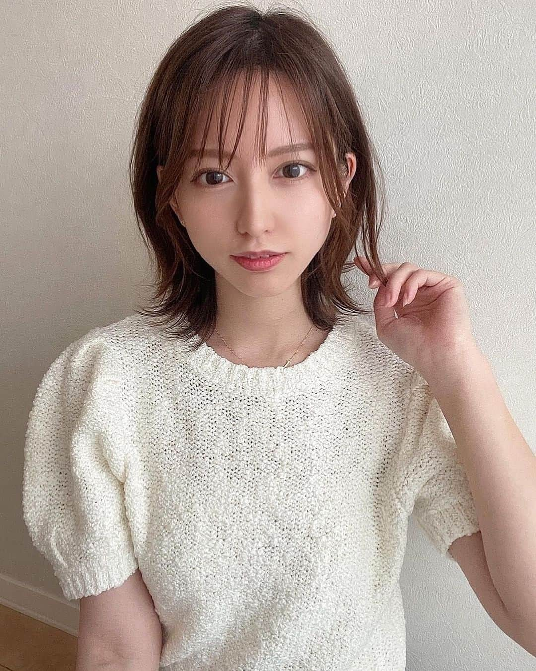 美女naviさんのインスタグラム写真 - (美女naviInstagram)「【美女navi ☻*】前髪ありの髪型さん👼🏻💓 * * 今回ご紹介させていただく方は❤️ 高塚 みゆき さん ▶️▷ @m1yu.24 * * # Repost . . 前髪ありの髪型さん👼🏻💓  ストーリーには別カットを載せてたけど🫢。 　 やっぱりどっちにも出来る2way仕様が好み♡♡ . . 高塚 みゆき さん のアカウントには 他にも素敵な投稿が(*´﹀`) ぜひ覗いてみてくださいね🧡 * * * 美女navi掲載希望の方は⇒ @bijo_navi ❤️と # 美女ナビ , # 美女navi タグ付け * 10代限定姉妹アカウント 美少女navi掲載希望の方は⇒ @bishojo_navi 💛と # ビショウジョナビ タグ付け * お願いします✨✨ * * 次回もお楽しみに...😍 * * #セルフィー #自撮り女子 #イメチェン #大人可愛いコーデ #おしゃれ女子 #女子力向上 #オトナ可愛い #ナチュラルメイク #イメチェン #オトナ女子コーデ #大人メイク #大人可愛い #selfie #外ハネボブ #外ハネミディアム #巻き髪アレンジ #ナチュラルメイク #2wayバング #前髪カット #ミディアムボブ #夏服コーデ #白コーデ #ボブスタイル #ショートボブ #イメチェンカット」7月20日 9時00分 - bijo_navi