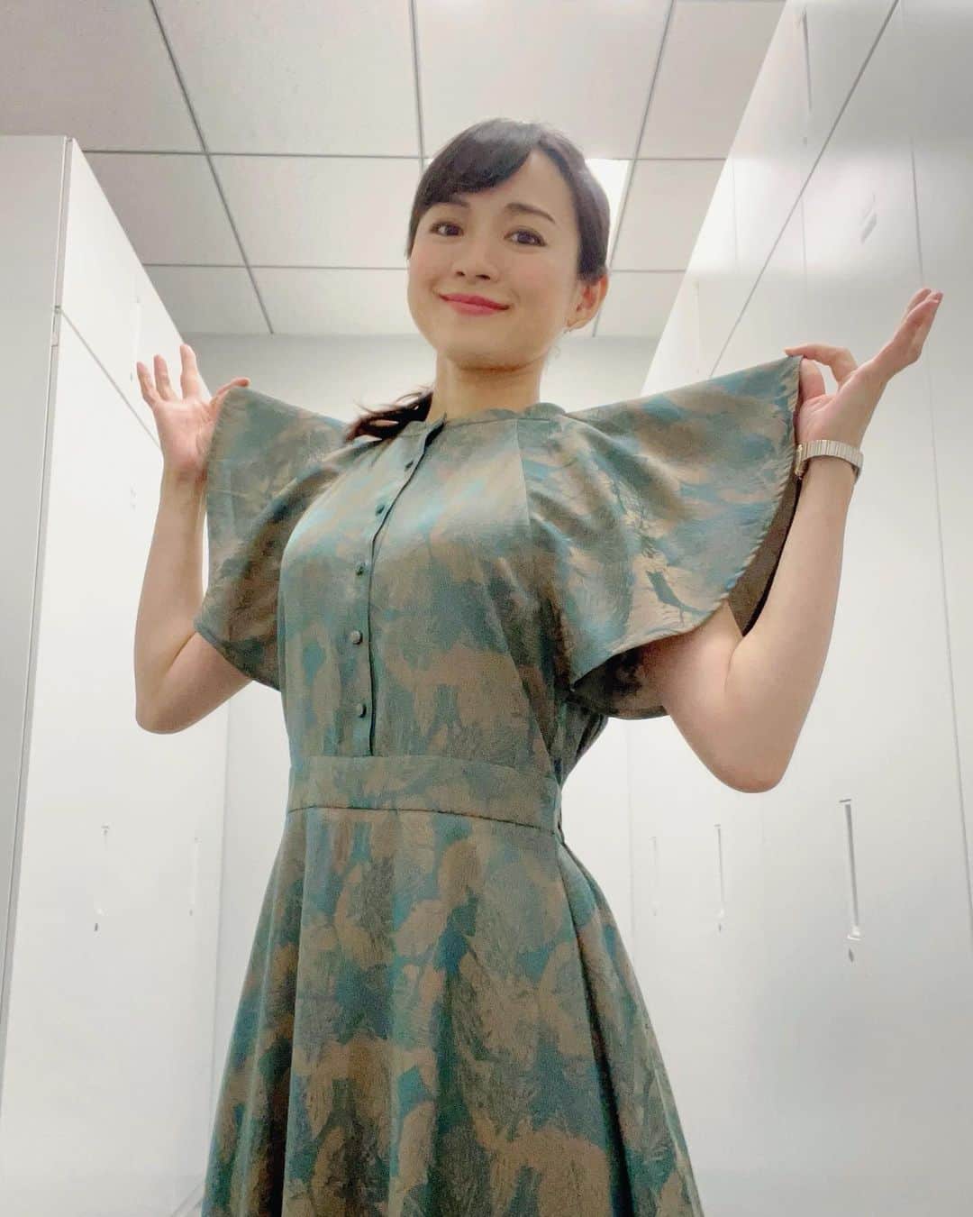 繁田美貴さんのインスタグラム写真 - (繁田美貴Instagram)「*＊ 水曜日ですが、今日は『昼サテ』！ #昼サテ  は平日11:13〜。 #絶賛準備中🐻‍❄️ #先々週の月曜日 #衣装 dress #Andemiu」7月20日 9時09分 - handa_miki