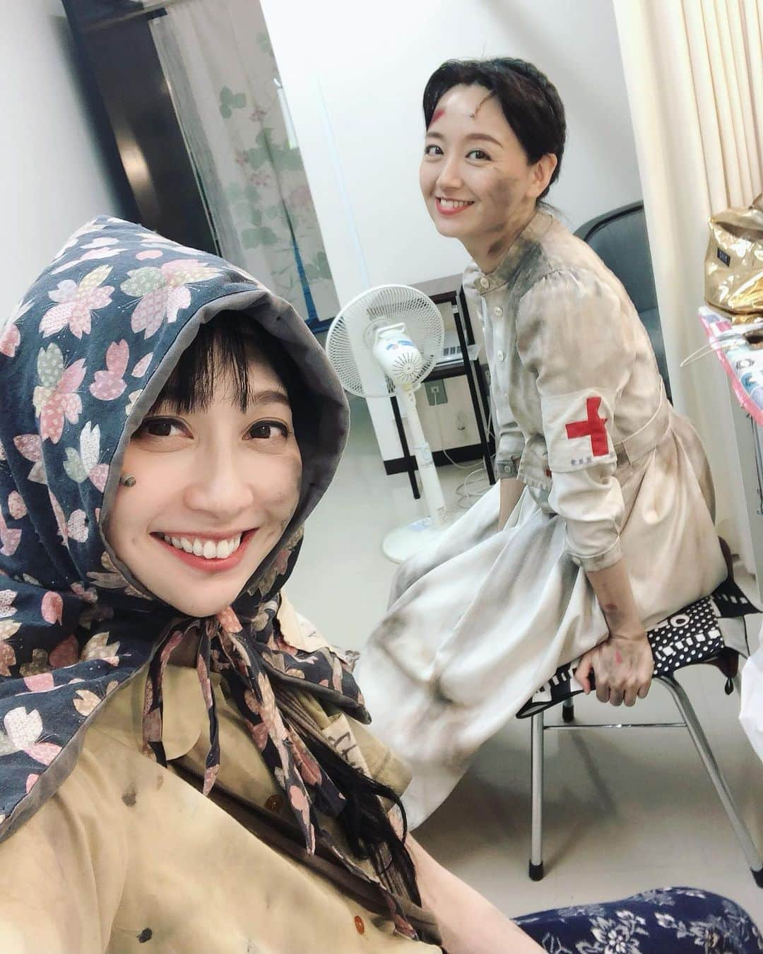 はいだしょうこさんのインスタグラム写真 - (はいだしょうこInstagram)「そして！！😆💓  わたしが大好きで、尊敬する、 「はなたん」こと、  女優の「木村花代さん」😆💓  劇団四季現役中も、 数々の主役を務めてこられて、 卒業されてからも、 数々の大きな作品で、 重要な役で出演されていますが😌 ↑わたし、インタビューの人みたい😆 🤣  わたしが、「はなたん」が演じる役で、 最も好きなのが、この、 ミュージカル「ひめゆり」の 「上原婦長さん」役なんです☺️  実在された人物であり、 この役の「はなたん」は、歌の力強さはもちろん、表現力や、説得力、存在感、憧れるもの、優しさ、深い愛、美しさなど すべてを持って、舞台上に存在されていて、本当に輝いていて、素敵で、 大好きなんです☺️💓  今回、久しぶりに、 このミュージカル「ひめゆり」で またご一緒させていただける事になって、本当に幸せでした🥹💓  稽古場から本番まで、ずっと一緒にいましたが、 はなたんがいなかったら、私は踏ん張れなかったかもしれない。と、何度も思っていました。。。🥺  気力、体力。 心も身体も、ボロボロになってしまう、この作品で、 私が無事に千穐楽まで走り抜けられたのは、 わたし「はいだしょうこ」と「キミちゃん」の側に、 いつも、「はなたん」と「上原婦長さん」が寄り添っていて下さったからだと思っています。。。😌💓  キミちゃんは、婦長さんに誰よりも憧れていて、婦長さんから最後に、 命のバトンも受け取って、踏ん張って生きていく。。。  うわべだけではなく、本当に心から繋がれたと🥺 そう感じています。。。  あと、プライベートでの、 わたしがはなちゃんを想う気持ちは、 わたしの公式YouTubeチャンネルの中の、「しょこラジ」の生配信でゲストで「はなたん」にきていただいた時のを観ていただけたら、つたわると思います🤤 が、  はじめて「はなたん」と出会ったのは運命的で、この作品で共演させていただけた事は、わたしの人生の中でも、 とても大きなものとなっています。。。  はなたん。。。 今回も、舞台上だけでなく、お稽古場でも、楽屋でも、あらゆる事でお世話になって、ひっぱってくれて、沢山支えて下さって、そばに寄り添って下さって、本当にありがとうございました🥺💓  いつもは、なかなか言えないけれど。。。  「大好きだよ😘❤️」  あっ！🙄 いつも、言ってたわ🤣🤣🤣🤣🤤🤤  #木村花代　さん #上原婦長　さん #はなたんとは、普段は、 姉妹だから。。。  #沢山の想ひで写真の中から、 選んで載せてみたよ☺️✨ #面倒見よく、ストイックでら作品の事を考えてるはなたん😌 #みんなのはなたん😻 #みんなのあこがれ😽💓」7月20日 9時31分 - haida_shoko