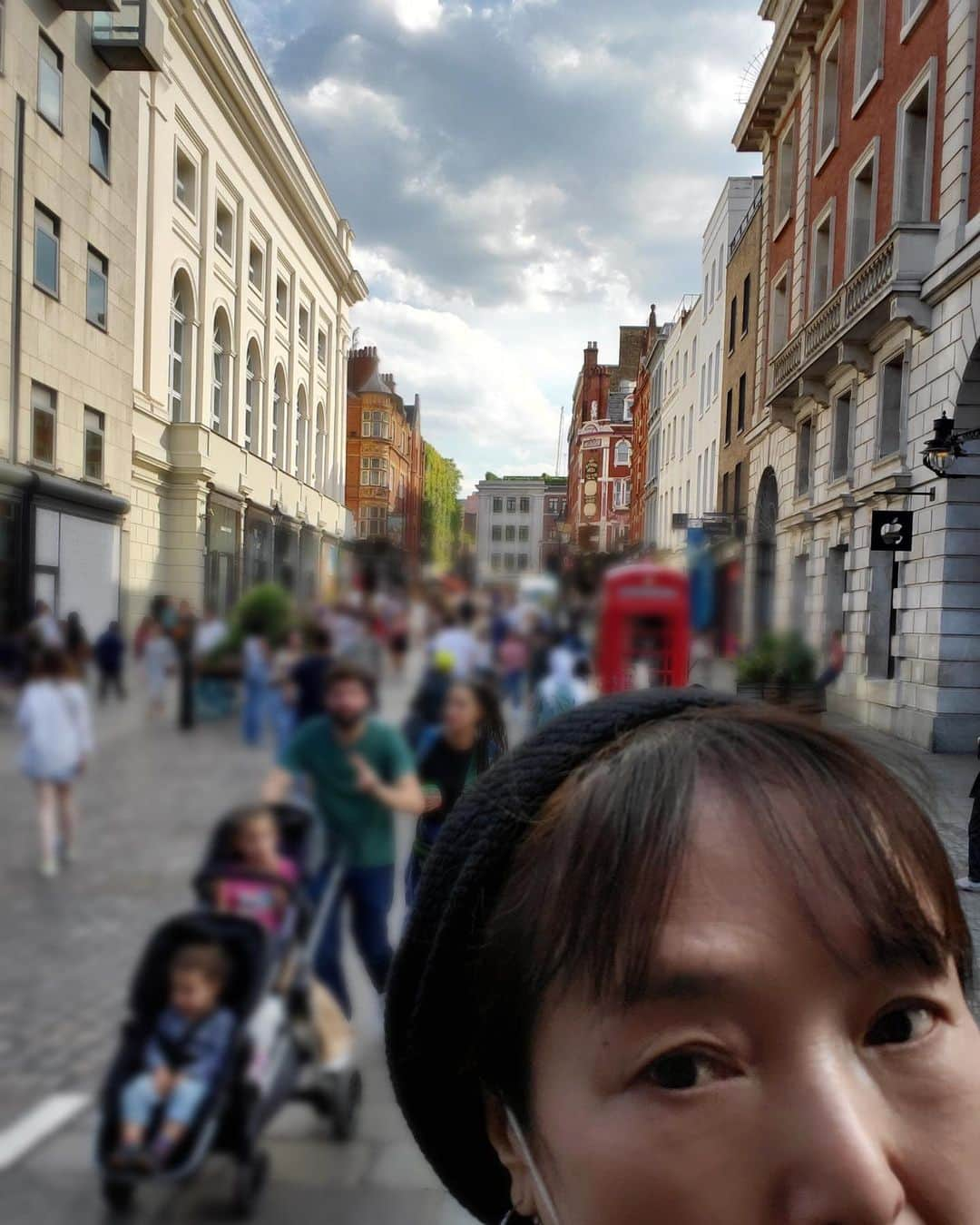 桃井かおりさんのインスタグラム写真 - (桃井かおりInstagram)「LONDON！暫く仕事でこっちです。３年ぶりのLONDON人が街に溢れてる～‼️暖かいから湧き出してる‼️ #今日じゃない #ロンドン」7月20日 9時34分 - kaori_momoi