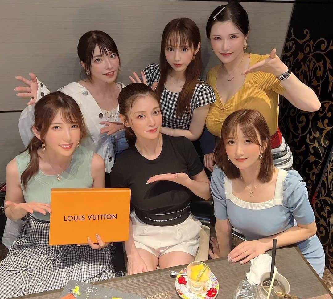 波多野結衣さんのインスタグラム写真 - (波多野結衣Instagram)「いつめんに誕生日お祝いしてもらいました😭❤️  たんしゃぶ忘れられなくて、たんしゃぶのお店へ…🥺  いつめんといるとあっという間に時間過ぎちゃうくらい楽しくて濃い時間過ごせる🥰  そして皆それぞれ凄くていつも尊敬してる…😊✨  幸せな時間をありがとう❤️  プレゼントは私の好きなスターが入ったかわいい水着だったので、今年はこれ着て皆とプールいきたい👙🌴  大切に使います🥰 みんなありがとう☺❤️ . . #誕生日 #誕生日会 #いつめん  #ありがとう #たんしゃぶ #シャンボール赤坂  #水着 #louisvuitton  #大好き」7月20日 12時03分 - hatachan524