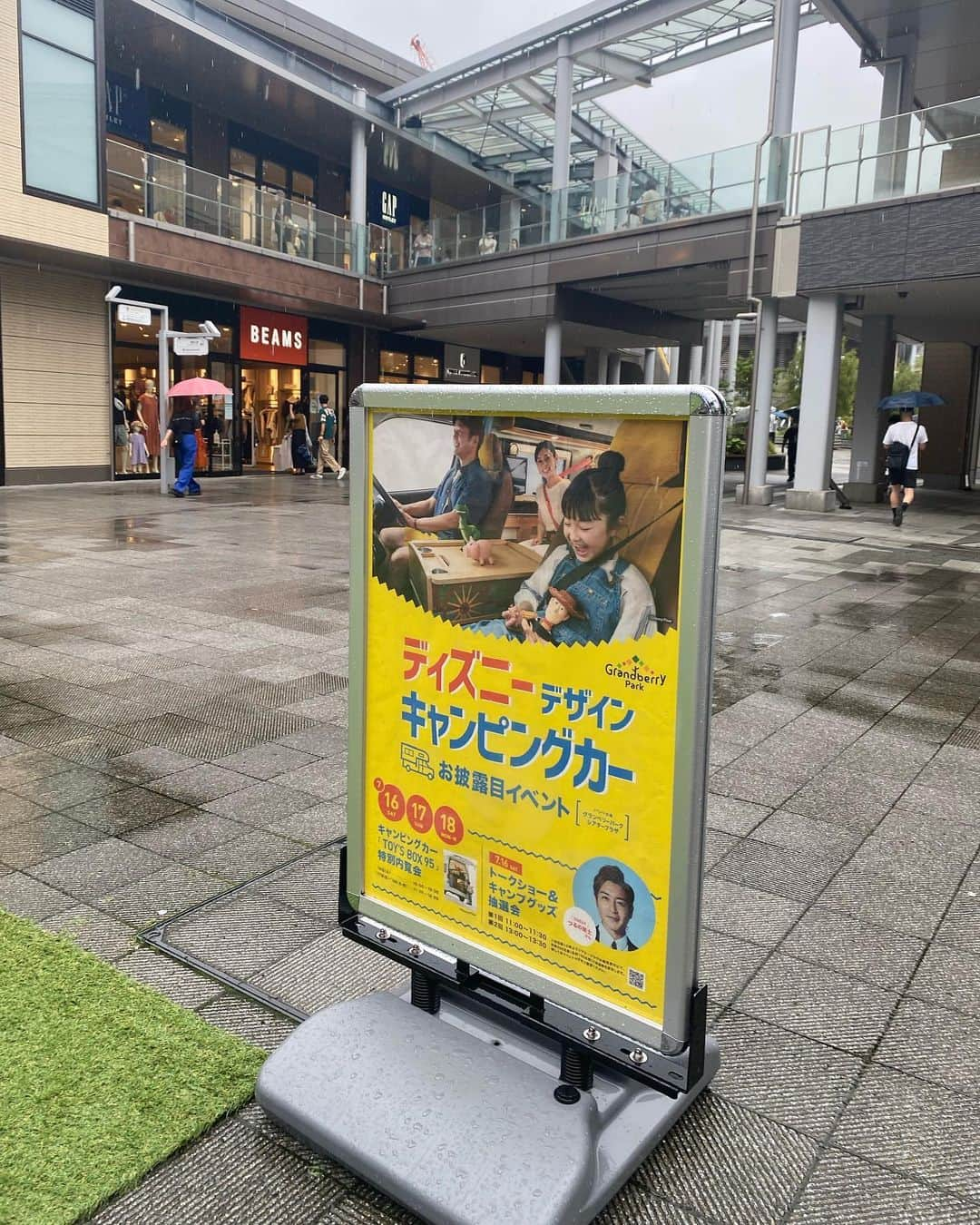 道岡桃子さんのインスタグラム写真 - (道岡桃子Instagram)「久しぶりのトークショー  キャンピングカー専門店のトイファクトリーさんが、ディズニー＆ピクサー映画「トイ・ストーリー」の世界観をモチーフにしたキャンピングカー『TOY'S BOX 95 』を7月16日より30台の限定生産で発売するということでお披露目イベントがありました！  トークショーでは、実際にキャンピングカーを愛用されているつるの剛士さんがキャンピングカーの楽しみ方を教えてくださいました！  後ろにはつるのさんマイカー、ステージにはスノーピークのキャンピングセットが♪雨でしたがお客様がたくさん来てくださり嬉しかったです。ありがとうございました。やっぱりリアルイベントはいいですね。  キャンピングカーとってもステキで欲しくなりました！  #キャンピングカー #トイファクトリー  #ディズニー #ディズニーデザイン  #トイストーリー #キャンプ  #トークショー #つるの剛士 さん #スノーピーク #イベント司会  #南町田グランベリーパーク」7月20日 12時05分 - momoko_ana