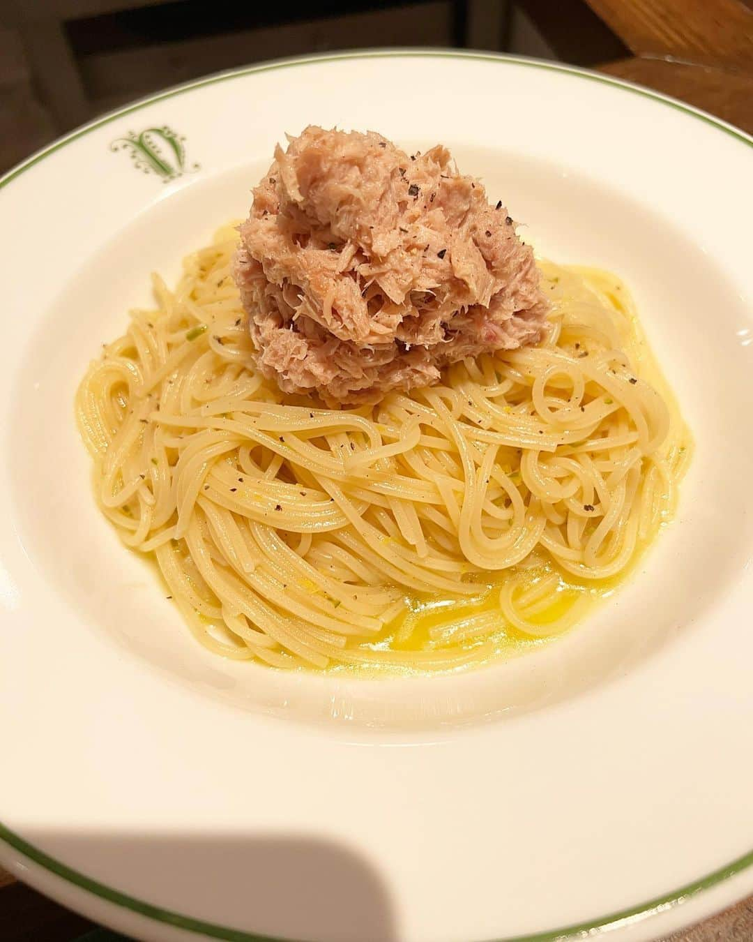 前田典子さんのインスタグラム写真 - (前田典子Instagram)「３人でご飯　🍽 ママトークからマダムトーク よく喋りよく食べ😆 #美味しくて #楽し過ぎた夜🌜💓🌛   同い年の#RIKACO @rikaco_official  と 干支が同じの🐍　 #佐田真由美ちゃん @sadamayumi   大好きなイタリアン🇮🇹 #ナティーボ　 @nativo_jp 🍝  #マグロのカルパッチョ #生ハムブラータメロン #トロトロ丸ごと玉ねぎ #レモンパスタ🍋 #バターチキン #カカオたっぷりジェラート  美味しいもので お腹いっぱい😍の 幸せ💕 #マエノリグルメ  この日は 真由美ちゃんも履いてくれてた😍 #マエノリコンクリートサンダル　@noname.japan  #ありがとう😘💕 #シルバー　#お揃い😆」7月20日 12時40分 - maenorichang