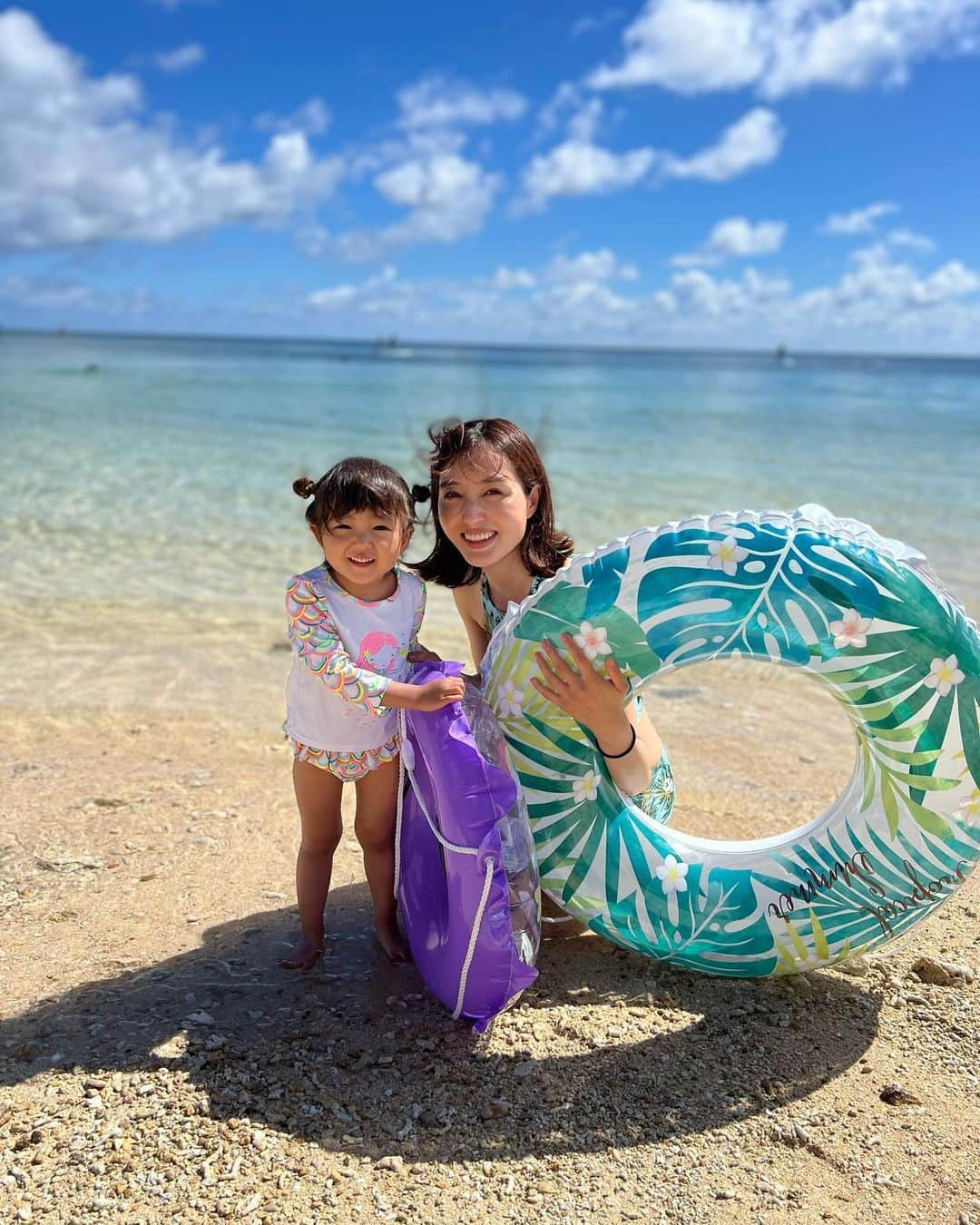 大浦育子さんのインスタグラム写真 - (大浦育子Instagram)「今回1番気に入ったビーチ！ めちゃくちゃオススメな新城海岸。 ここはまず入り口から緑が多く気持ちよかった！珊瑚が多くシュノーケルに人気のスポットらしいです😊 主人は三半規管よわよわ君なので、波が荒いと酔っちゃうみたいなんですが、ここは本当に穏やか🏝 家族3人でぷかぷか長時間入ってました😆 遠浅で透明度が高く、珊瑚の周りには沢山のカラフルな魚達がいて潜るのが楽しかった〜🐠 何より1番感動したのが、足のつく深さのところにウミガメがいた事！ まさかウミガメと一緒に泳げるなんて🥺ビーチの方々も優しくてあっちに行くとカクレクマノミもいますよ〜など教えてくれました✨ 少し波打ち際に貝殻や珊瑚が多く歩くのが痛く感じる場所もあるので、子供はマリンシューズみたいなのがあるといいかもしれません👍  ここは娘がもう少し大きくなってシュノーケルができるようになったら絶対また来ようと思ってる場所♡ . . #宮古島#新城海岸#子連れ旅行 #シュノーケルスポット  #ウミガメと泳ぐ」7月20日 13時04分 - ikuko_oura