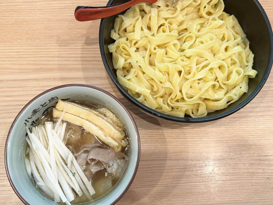 本谷亜紀さんのインスタグラム写真 - (本谷亜紀Instagram)「久々の桃の木🫶唯一無二の食感の超幅広麺🍜インパクト大！！正しい表現かは分からないけど、武蔵野うどんを彷彿とさせる豚肉たっぷりのあっさりスープが暑い夏にぴーったり！！ #桃の木　#新宿御苑　#ラーメン  #ラーメン #ラーメン部 #ラーメン倶楽部 #らーめん倶楽部 #ラーメン好き #ラーメンインスタグラマー #ラーメンパトロール #麺スタグラム #麺 #中華 #スープ #チャーシュー #煮卵 #味噌ラーメン #塩ラーメン #醤油ラーメン #豚骨ラーメン #白湯 #noodle #noodles #noodlelover #noodleporn #instanoodle #instanoodles #food #foodporn #foodie」7月20日 13時08分 - akichi0518_ramen