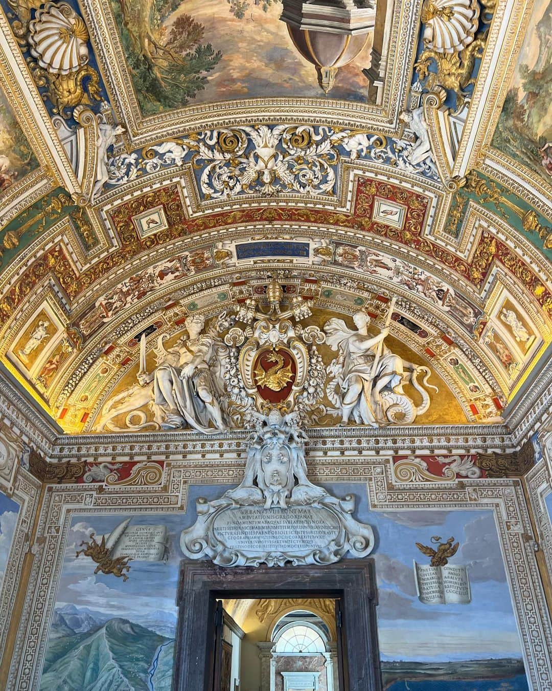 CHIHAさんのインスタグラム写真 - (CHIHAInstagram)「イタリアで絶対行って欲しいところ、バチカン美術館❤️  歴代のローマ教皇が500年かけて収集したコレクションが展示されている世界最大級の美術館です‼︎‼︎  ただただ本当にひたすら凄かった。  最後の絵は私が描いたみたいで爆笑🤣 昔にも絵心ない..じゃなくて、アートな絵心の方はいたのね🥺✌️  #vatican #vaticanmuseum #バチカン美術館 #バチカン #rome #ローマ #ローマ旅行 #trip #travel #Italy #traveler #travelphotography #europe #家族旅行 #イタリア旅行 #イタリア #イタリア周遊」7月20日 13時56分 - chiha6170