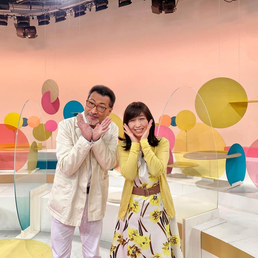 岡村孝子さんのインスタグラム写真 - (岡村孝子Instagram)「昨日は桑野信義さんとNHK Eテレ 「ハートネットTV」の収録でした。  闘病についてのお話しですが（重めな話しもあったかも・・・）、何故か　とても楽しいひとときでした。 素敵な時間✨　でした〜🌻   桑野さん、中野淳アナウンサー、番組スタッフの皆さん　ありがとうございました。  桑野さん、本を頂きありがとうございます。読ませていただきます😊  詳細はホームページをご覧ください。  day1086」7月20日 14時12分 - okamuratakako_official