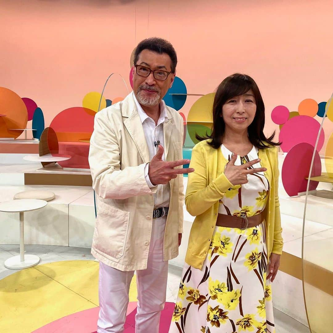 岡村孝子さんのインスタグラム写真 - (岡村孝子Instagram)「昨日は桑野信義さんとNHK Eテレ 「ハートネットTV」の収録でした。  闘病についてのお話しですが（重めな話しもあったかも・・・）、何故か　とても楽しいひとときでした。 素敵な時間✨　でした〜🌻   桑野さん、中野淳アナウンサー、番組スタッフの皆さん　ありがとうございました。  桑野さん、本を頂きありがとうございます。読ませていただきます😊  詳細はホームページをご覧ください。  day1086」7月20日 14時12分 - okamuratakako_official