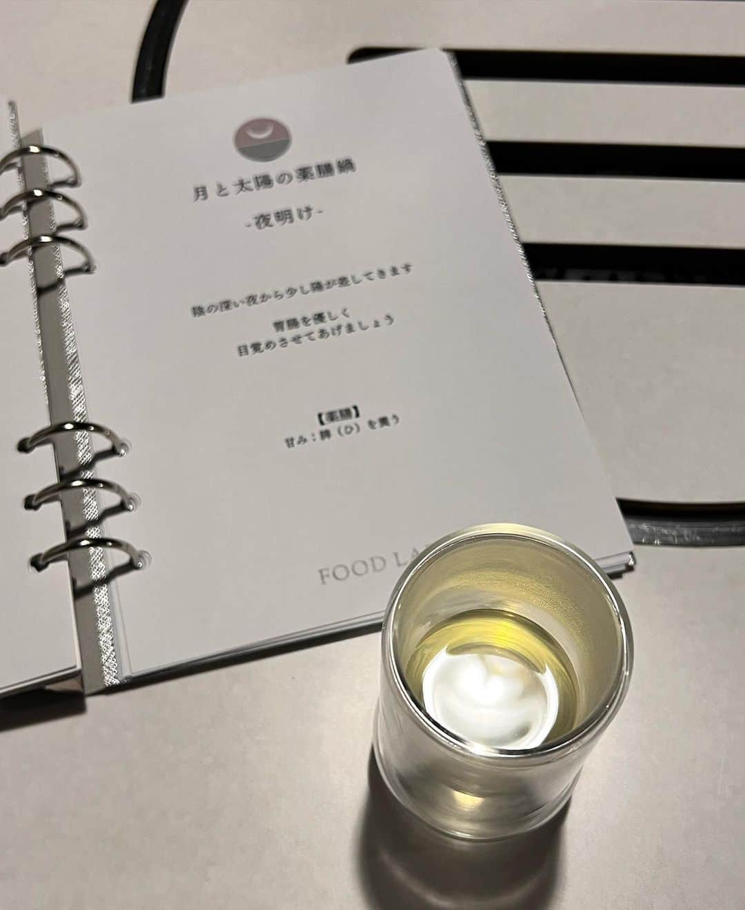 駒田奈美さんのインスタグラム写真 - (駒田奈美Instagram)「・ ・ ・ 『薬膳鍋を❤︎』 ・ ・ 先日、お友達と築地にある 月と太陽の薬膳鍋レストラン FOOD LAB 築地さんで薬膳鍋のコースを いただいてきました♪ ・ ・ 初めての薬膳鍋で、漢方のクセがあるのかしら⁈など 不安もありましたが とても美味しくいただいてきました❤︎ ・ ・ 1日のうつろい(陰陽のうつろい)を表現したコースです！ ・ ・ 優しく目覚めさせる出し汁(煮干しや昆布、お野菜)から スタートして 前菜(ウニ、イクラの下にはお豆) 色々な種類のキノコやお野菜、ナツメなどが入った メインの薬膳鍋✨ この鍋を3回味変させて牛肉や豚肉をいただき 最後に〆の麺を(無添加中華麺かフォーが選択できます♪ ・ ・ コースの前半は徐々に身体を目覚めさせ 牛肉の辺りで身体の中からポカポカしてきて じんわり汗をかいたのですが コース後半には落ち着いて… ・ まさに陰陽のうつろいをコースで味わえました✨ ・ ・ 無添加でこだわりのある新鮮な食材を使用したお料理は どれも素材の美味しさが引き立っていましたよ♪ ・ ・ 久しぶりに身体に良いものをいただき 心身共に満足したひと時でした❤︎ ・ ・ ・ #駒田奈美#モデル#アラフィフ#美魔女#美容#漢方#薬膳#薬膳鍋#築地#勝どき#foodlab#フードラボ#無添加#築地グルメ#築地ランチ#築地ディナー#身体の中から綺麗に #身体の中から美しく」7月20日 15時35分 - nami.komada