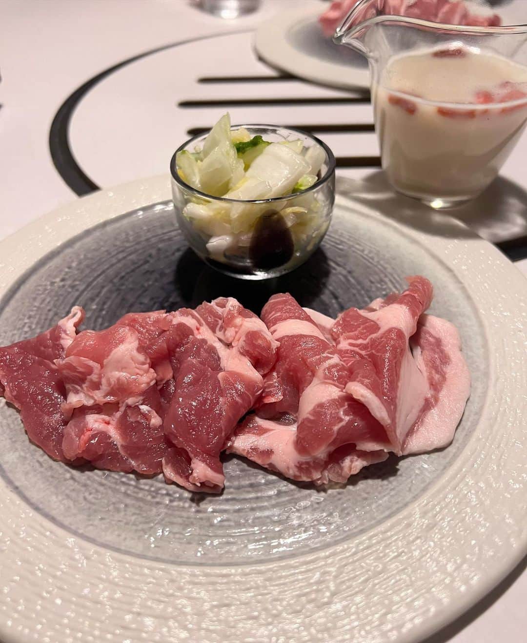 駒田奈美さんのインスタグラム写真 - (駒田奈美Instagram)「・ ・ ・ 『薬膳鍋を❤︎』 ・ ・ 先日、お友達と築地にある 月と太陽の薬膳鍋レストラン FOOD LAB 築地さんで薬膳鍋のコースを いただいてきました♪ ・ ・ 初めての薬膳鍋で、漢方のクセがあるのかしら⁈など 不安もありましたが とても美味しくいただいてきました❤︎ ・ ・ 1日のうつろい(陰陽のうつろい)を表現したコースです！ ・ ・ 優しく目覚めさせる出し汁(煮干しや昆布、お野菜)から スタートして 前菜(ウニ、イクラの下にはお豆) 色々な種類のキノコやお野菜、ナツメなどが入った メインの薬膳鍋✨ この鍋を3回味変させて牛肉や豚肉をいただき 最後に〆の麺を(無添加中華麺かフォーが選択できます♪ ・ ・ コースの前半は徐々に身体を目覚めさせ 牛肉の辺りで身体の中からポカポカしてきて じんわり汗をかいたのですが コース後半には落ち着いて… ・ まさに陰陽のうつろいをコースで味わえました✨ ・ ・ 無添加でこだわりのある新鮮な食材を使用したお料理は どれも素材の美味しさが引き立っていましたよ♪ ・ ・ 久しぶりに身体に良いものをいただき 心身共に満足したひと時でした❤︎ ・ ・ ・ #駒田奈美#モデル#アラフィフ#美魔女#美容#漢方#薬膳#薬膳鍋#築地#勝どき#foodlab#フードラボ#無添加#築地グルメ#築地ランチ#築地ディナー#身体の中から綺麗に #身体の中から美しく」7月20日 15時35分 - nami.komada