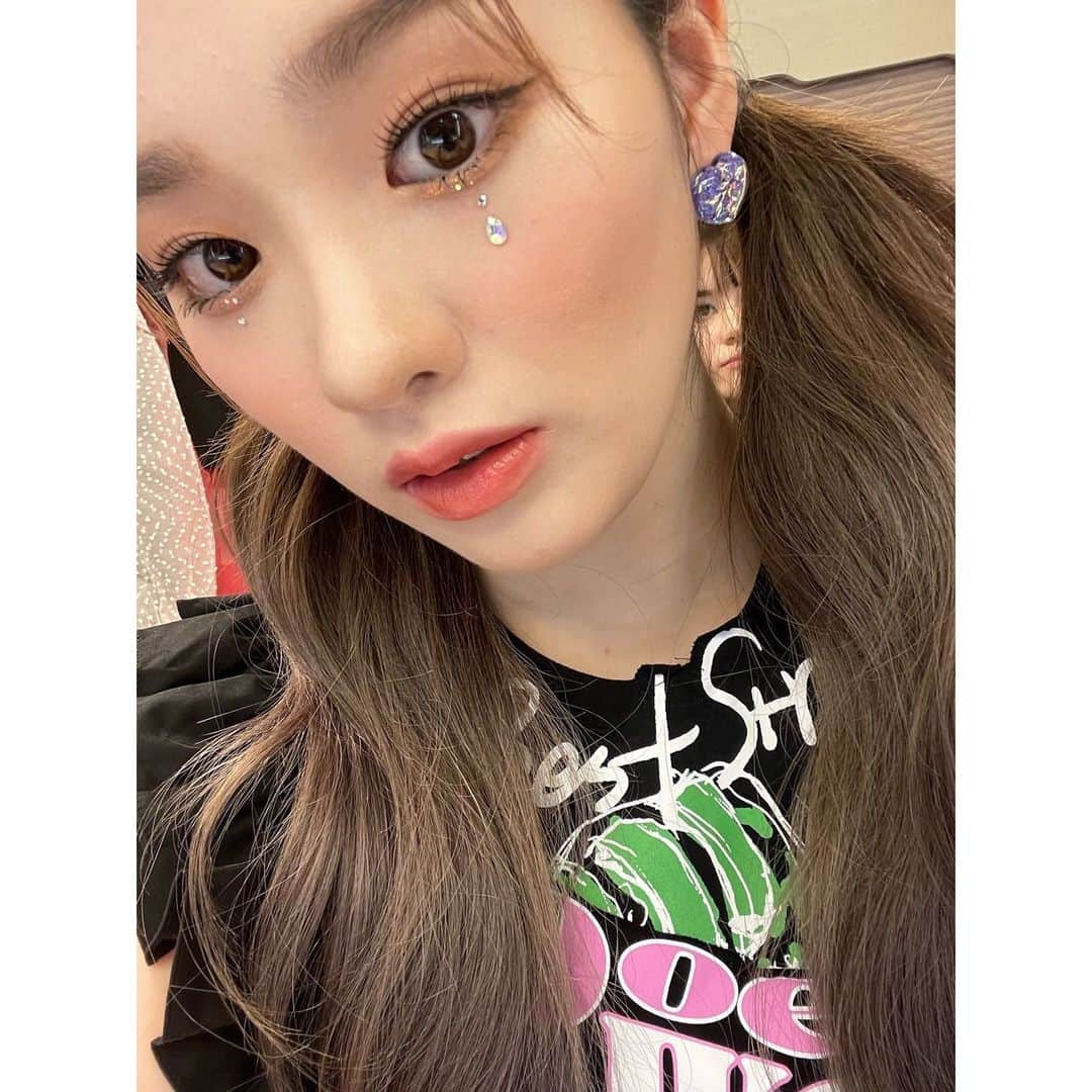 NiziUさんのインスタグラム写真 - (NiziUInstagram)「CLAP CLAPはジャケ写衣装がお気に入りかな🖤💗💙 隠れニナちゃんを探せ〜🥱  CLAP CLAP는 자켓 의상이 마음에 드네🖤💗💙 숨은 니나짱을 찾아라~🥱  #🐣」7月20日 17時53分 - niziu_artist_official