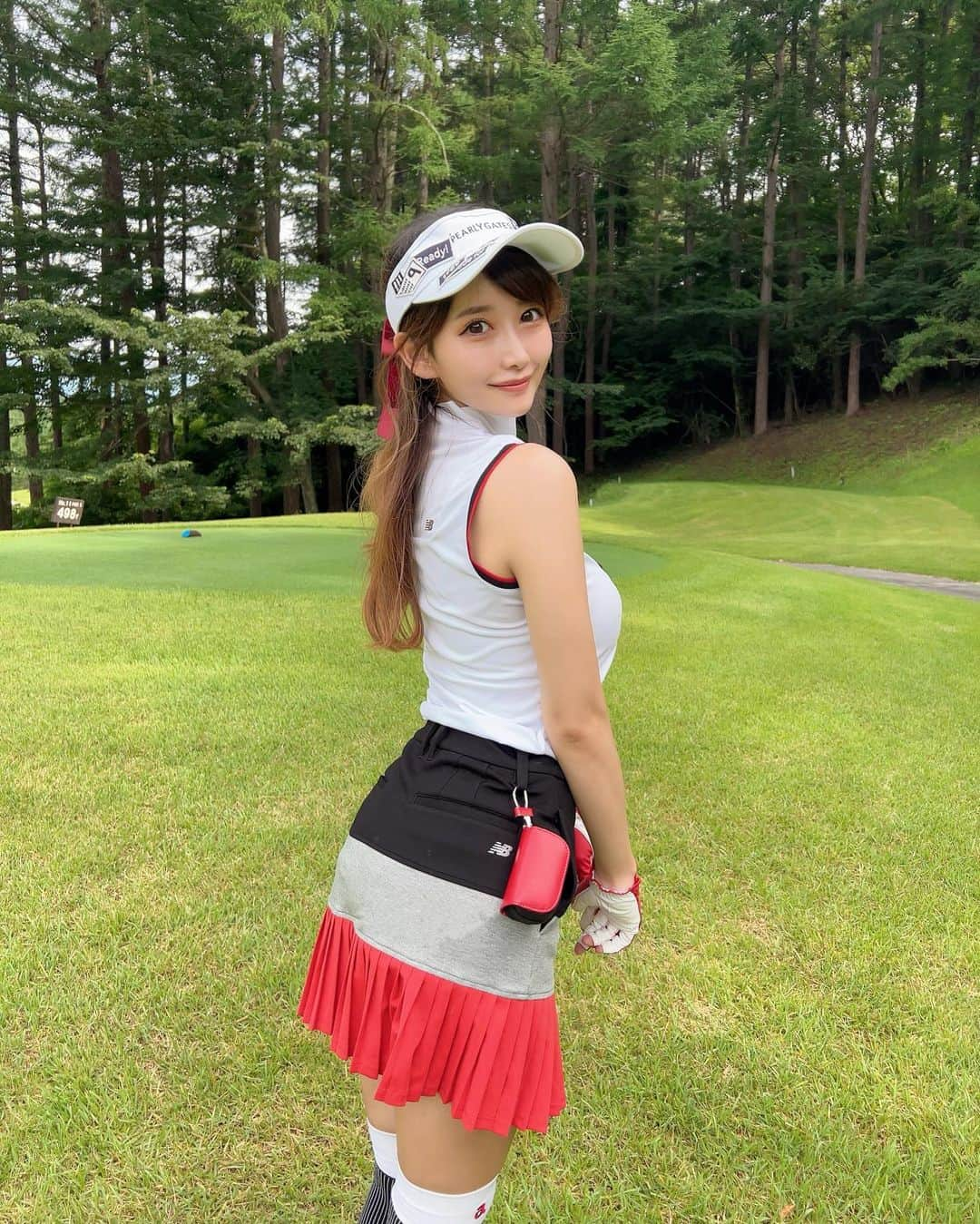 MAYUさんのインスタグラム写真 - (MAYUInstagram)「. ❤️🤍🖤 . 赤がポイントのコーデにしてみたよ❤️ @newbalancegolf_japan のウェア最近おきにいり🤍 胸元のロゴはキラキラしててかわいいの〜✨ . この日のスコアは⚪️94（33putt） レギュラーからまわったよん✌🏻 ショートの距離が長くてなかなかワンオン出来なかったのが悲しかったな。。🥺 . 飛距離も球筋の正確性もどっちもほしーい！✨ . . #ゴルフ女子#ゴルフ#ゴルフウェア#ゴルフコーデ#ニューバランス#ニューバランスゴルフ#golf#golfwear#golfswing#golflife#golfaddict#golfcourse#golfclub#golfday#golfing#newbalance#newbalancegolf#japanesegirl」7月20日 18時37分 - mayu.kina_golf