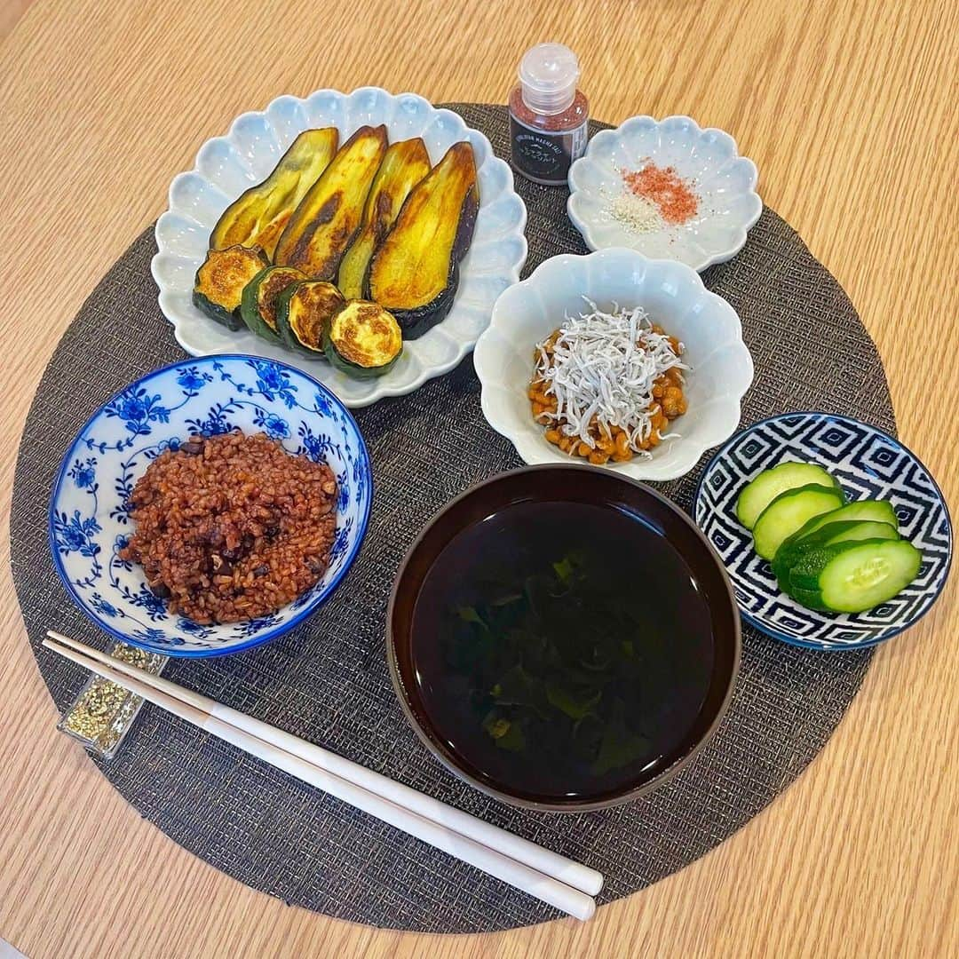 滝沢ななえさんのインスタグラム写真 - (滝沢ななえInstagram)「【今日のハニ飯】 夏でも食べられるあっさりヘルシーご飯🍚  暑い日が続いて… 食べることが少ししんどくなっている人も いるのではないでしょうか？💦  夏が始まったばかりだと 暑さに身体が慣れていなくて ちょっと食欲もダウンしてしまいますよね。  そんな時のあっさりヘルシーなハニ飯がこちら👉  ・わかめのお吸い物 ・焼きナスとズッキーニ ・納豆しらす ・酵素玄米 ・きゅうりの漬物  この時期ヘビーなものって 身体が受付なくなってしまうこともあると思うのですが… それでも食べられるものを食べていきましょうね！  食事は偏ることなく摂取していくのが 良いと思っています。 タンパク質が大事なのは分かるけど 過剰摂取になりすぎないように。 糖質は摂ったら太る！ のではなくて… 糖質を摂らないことにより 脂質の過剰摂取になって痩せないのかもしれない…。  ビタミン・ミネラルが入ってこないと 代謝もうまくできませんし 日々色々な食材を食べてみてください😊  痩せたい！と思ったら 1番大切になるのが食事の管理。  できれば食事から摂れるのが良いとは思いますが 忙しい方や朝ごはんが食べられない方なんかは サプリメントを併用していくのも良いと思います！  ダイエット頑張る！ と思っている方は イイねや保存をしてくれると嬉しいです👍  #ダイエット #diet」7月20日 18時51分 - nanaetakizawa