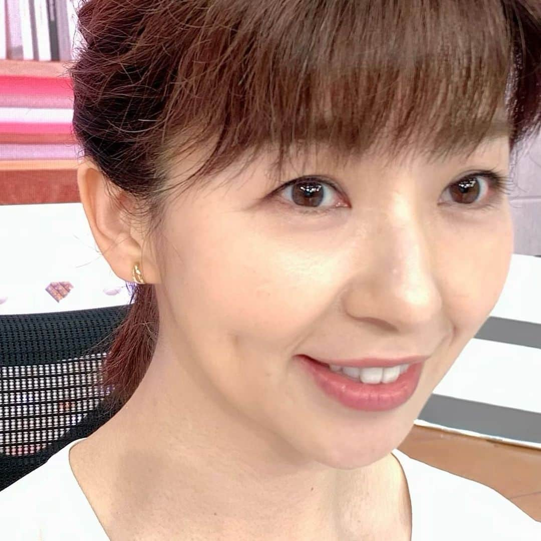 松尾由美子さんのインスタグラム写真 - (松尾由美子Instagram)「. 今日もご覧いただき、 ありがとうございました！  冷たいキュウリが大好きな2歳児。 パパが本気出して作ったディナー🍽に、 「このキュウリあちゅい…」と不審がる姿が見られました… 息子よ、 それは温かいズッキーニだ。  ブラウス WHITE JOOLA @whitejoola_official  パンツ so me! @so_me.official  イヤリング NOIR DE POUPEE @noirdepoupee_official  ネイビー×グレーの品のあるビジネススタイル。 ワイドパンツのオーバーシルエットがトラッドな印象に見せてくれます。 ベージュのブラウスで全体的に軽い雰囲気に。  #松尾由美子 #松尾と服 #スーパーJチャンネル #Jチャン #夕方ニュース #テレビ朝日 #アナウンサー #2歳児」7月20日 19時27分 - yumikomatsuo5