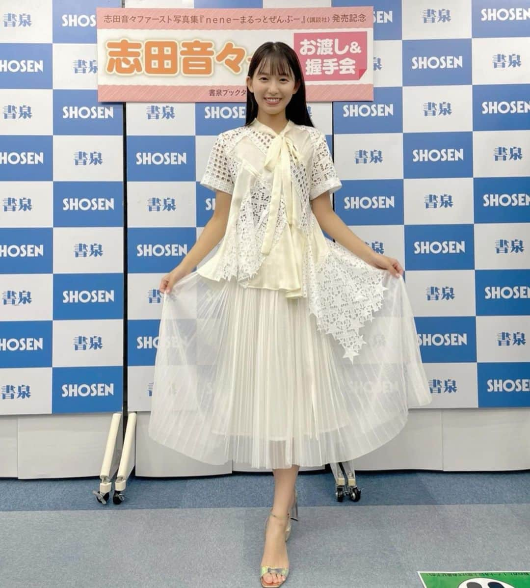 志田音々さんのインスタグラム写真 - (志田音々Instagram)「🧡 改めまして、ファースト写真集発売記念イベントお越しくださった方々ありがとうございました🍀  皆様にお会い出来て、短い間でしたがお話出来て、嬉しかったです🥰幸せでした💭  生のお声をいただいて、よりお仕事頑張ろうと思いました✨  今回事情があって来られなかった方々、またイベント開催できるよう頑張りますのでぜひその時はお会いしたいです😊🍀  ファースト写真集のご購入のお声や感想も届いております✨ ありがとうございます😭  引き続き、写真集の感想お待ちしております😊  #neneまるっとぜんぶ  #志田音々ファースト写真集 #講談社 #ファースト写真集」7月20日 19時34分 - shida_nene0715