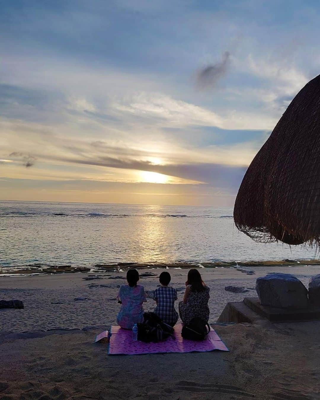 新井恵理那さんのインスタグラム写真 - (新井恵理那Instagram)「奄美旅行♪海編♪ 大浜でたくさんのんびりしました( ^ω^ )夕日をぼうっと眺めたり、日が沈む時間をゆっくり楽しむなんて久しぶりだったので、心が癒されました…♪ ちなみにこの服、実は…ルームウェアなんです‼︎(*≧∀≦*)笑 友人たちから奄美っぽいと促されてセットアップ風に着ちゃいました(#^.^#)  日除けの帽子は、奄美大島と徳之島にしかいないルリカケスが刺繍されていて可愛いので即、購入、即、愛用‼︎ ルリカケスには、なんとこのあと会うことができたのです…!つづく♪  #奄美旅行 #夏休み #大浜 #ルリカケス #トルトゥーガ #新井恵理那 #centforce」7月20日 19時50分 - elina_arai