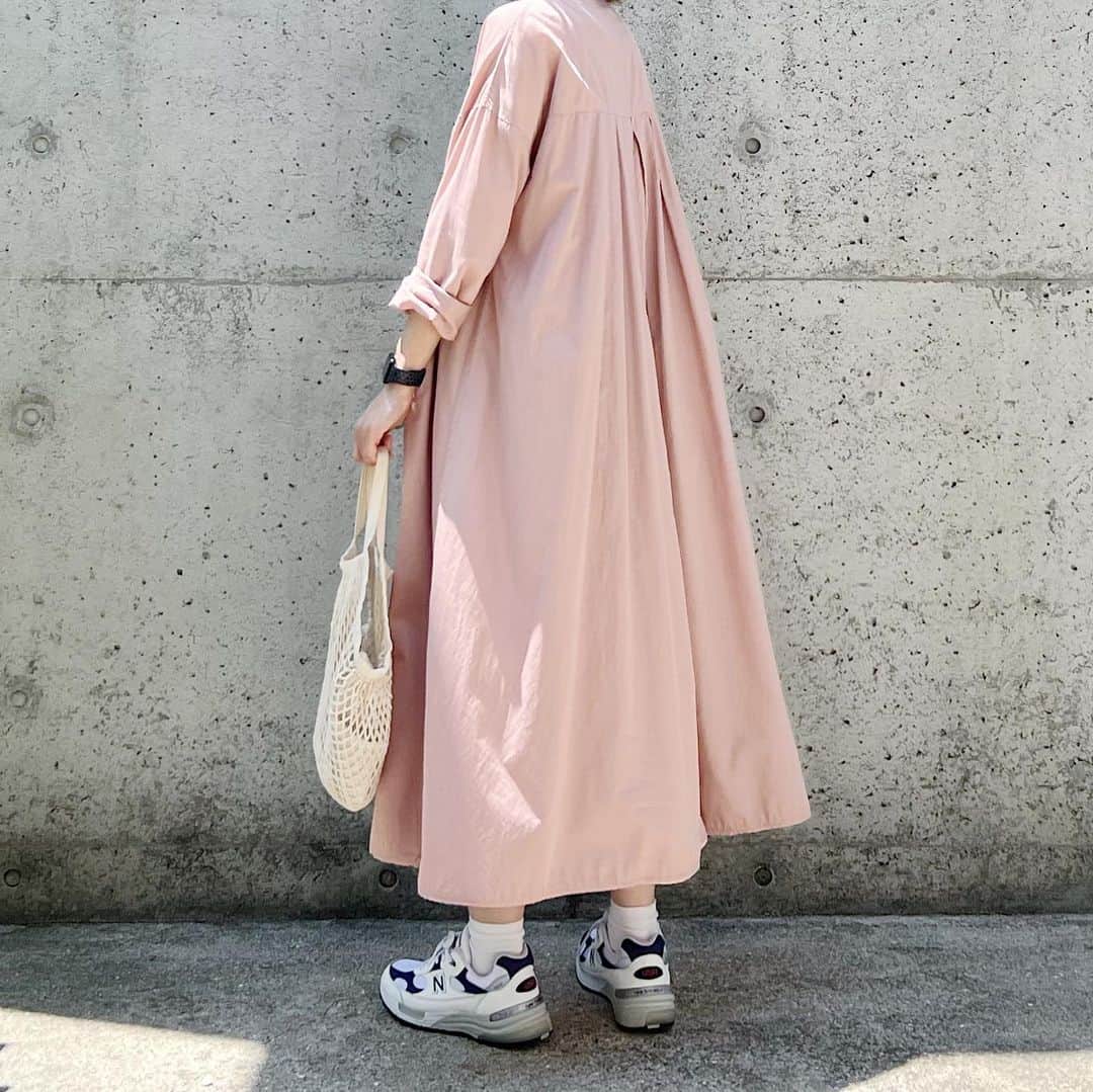 ryokoさんのインスタグラム写真 - (ryokoInstagram)「▪︎  夏のピンク  .  dress #harvesty shoes #newbalance  bag #muji」7月20日 20時59分 - ryo___ka