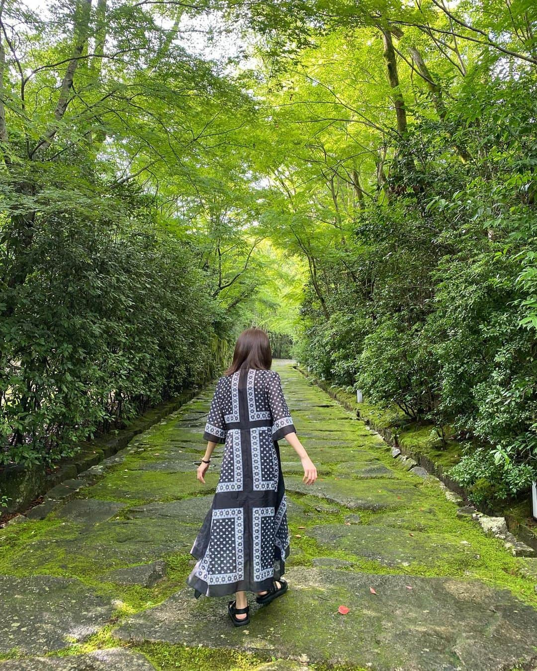 Ayanaさんのインスタグラム写真 - (AyanaInstagram)「Aman Kyoto. ⁡ 久しぶりの旅行記、 ずっと行きたかったアマン京都🌿 @aman_kyoto  ⁡ 自然豊かな場所にひっそり佇むお宿。 美しい苔や石畳。 繊細で素敵なお食事。 心が癒され、お願いだから時間よ止まれ〜 と思いながら過ごしました。笑 ⁡ お昼は鷹庵さんで懐石ランチをいただきました。 ティーペアリングと共に、 夏の食材、全て大満足でしたが 特に鮎が美味しかったです✨ ⁡ お部屋の広さや綺麗さ全てが癒し空間。 SPA棟にある貸切露天風呂も最高でした。 ⁡ お部屋の中にも大きなひのき風呂があって ゆっくりお風呂に入れました🌞 ⁡ ディナーは和と洋のイノベーティブなお食事。 こちらも本当に美味しくいただき、 素敵な時間を過ごせました。 ⁡ 朝は8時からヨガをしたのも楽しかったな〜🧘‍♀️✨  写真が載せきれないので、 またPart2 投稿します✌🏻️ ⁡ お洋服は @furfur_official のものです👗 ⁡ ⁡ ⁡ #amankyoto #aman #アマン京都 #アマン #鷹庵」7月20日 21時05分 - naalunlun