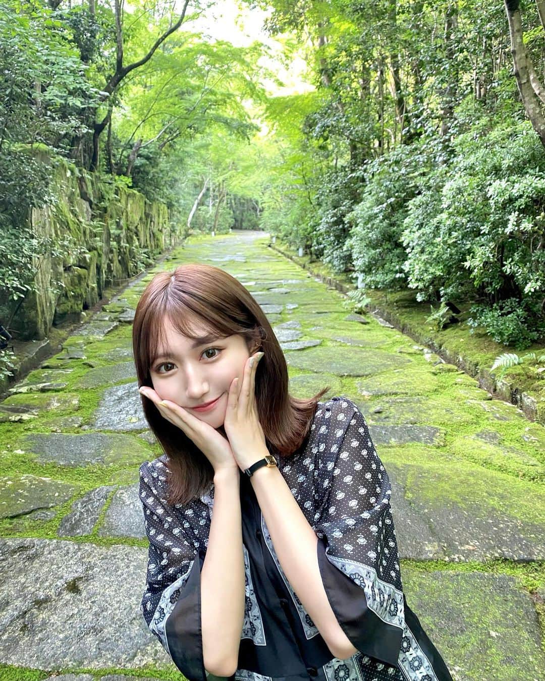 Ayanaさんのインスタグラム写真 - (AyanaInstagram)「Aman Kyoto. ⁡ 久しぶりの旅行記、 ずっと行きたかったアマン京都🌿 @aman_kyoto  ⁡ 自然豊かな場所にひっそり佇むお宿。 美しい苔や石畳。 繊細で素敵なお食事。 心が癒され、お願いだから時間よ止まれ〜 と思いながら過ごしました。笑 ⁡ お昼は鷹庵さんで懐石ランチをいただきました。 ティーペアリングと共に、 夏の食材、全て大満足でしたが 特に鮎が美味しかったです✨ ⁡ お部屋の広さや綺麗さ全てが癒し空間。 SPA棟にある貸切露天風呂も最高でした。 ⁡ お部屋の中にも大きなひのき風呂があって ゆっくりお風呂に入れました🌞 ⁡ ディナーは和と洋のイノベーティブなお食事。 こちらも本当に美味しくいただき、 素敵な時間を過ごせました。 ⁡ 朝は8時からヨガをしたのも楽しかったな〜🧘‍♀️✨  写真が載せきれないので、 またPart2 投稿します✌🏻️ ⁡ お洋服は @furfur_official のものです👗 ⁡ ⁡ ⁡ #amankyoto #aman #アマン京都 #アマン #鷹庵」7月20日 21時05分 - naalunlun