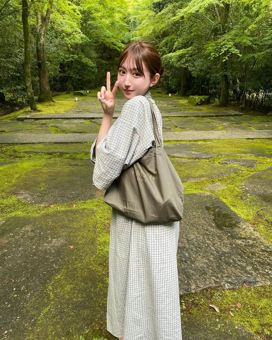Ayanaさんのインスタグラム写真 - (AyanaInstagram)「Aman Kyoto. ⁡ 久しぶりの旅行記、 ずっと行きたかったアマン京都🌿 @aman_kyoto  ⁡ 自然豊かな場所にひっそり佇むお宿。 美しい苔や石畳。 繊細で素敵なお食事。 心が癒され、お願いだから時間よ止まれ〜 と思いながら過ごしました。笑 ⁡ お昼は鷹庵さんで懐石ランチをいただきました。 ティーペアリングと共に、 夏の食材、全て大満足でしたが 特に鮎が美味しかったです✨ ⁡ お部屋の広さや綺麗さ全てが癒し空間。 SPA棟にある貸切露天風呂も最高でした。 ⁡ お部屋の中にも大きなひのき風呂があって ゆっくりお風呂に入れました🌞 ⁡ ディナーは和と洋のイノベーティブなお食事。 こちらも本当に美味しくいただき、 素敵な時間を過ごせました。 ⁡ 朝は8時からヨガをしたのも楽しかったな〜🧘‍♀️✨  写真が載せきれないので、 またPart2 投稿します✌🏻️ ⁡ お洋服は @furfur_official のものです👗 ⁡ ⁡ ⁡ #amankyoto #aman #アマン京都 #アマン #鷹庵」7月20日 21時05分 - naalunlun
