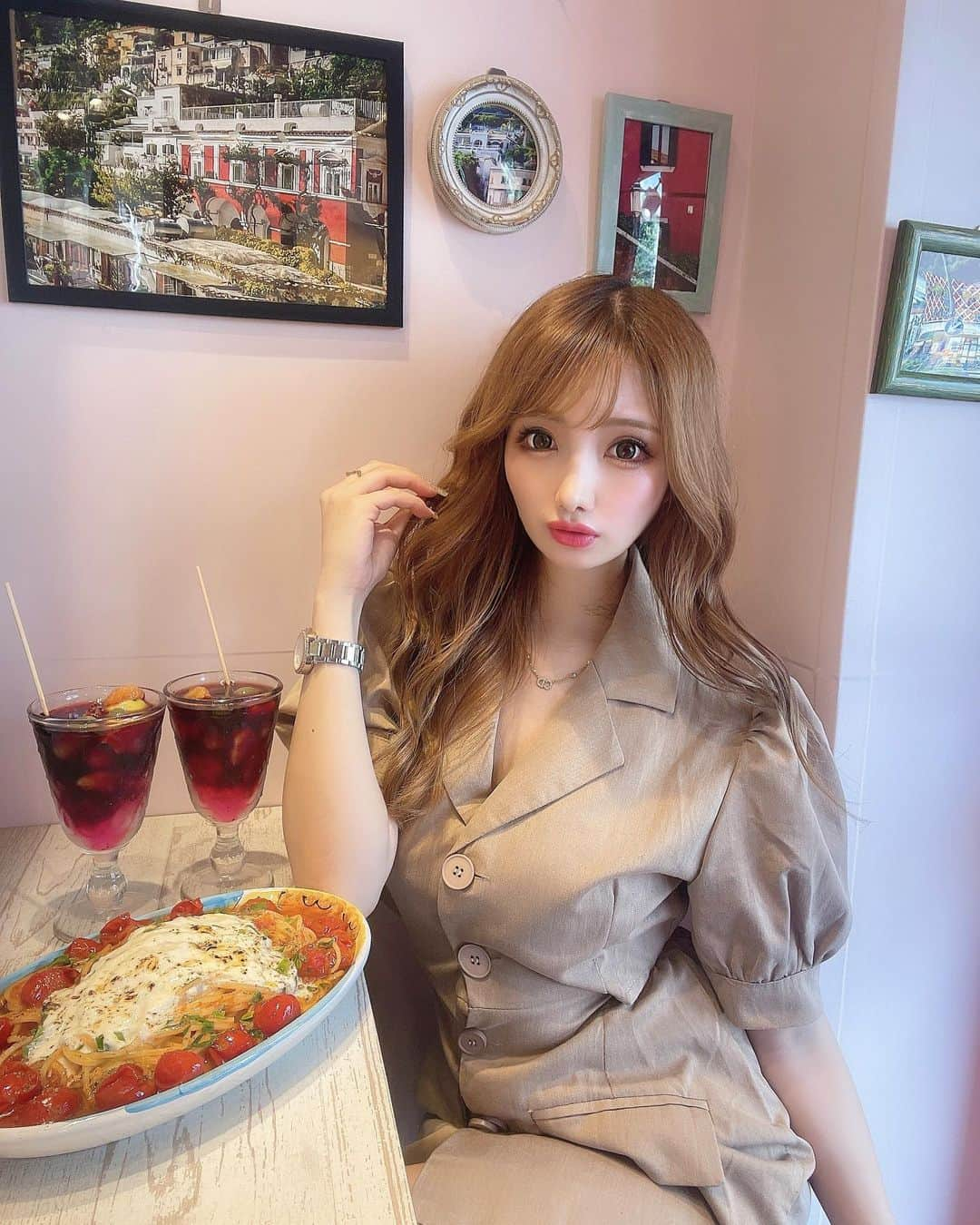 まゆぴちゅーさんのインスタグラム写真 - (まゆぴちゅーInstagram)「イタリア屋台マリノ🇮🇹🍴♡  名古屋に行った時の美味しかった ご飯屋さん紹介💓lunch ver.😋❤︎  大須商店街の一角にあった @marino_oosu.itaria_yatai さん🍕  名物商品のモッツァレラとトマトが たっぷり乗ったパスタが最高だった🍝💓 麺ももちもちで、しかも好きな太さのやつ🥰  あと、揚げピッツァもシェアしたんだけど 中からとろ〜〜って出てくるチーズが たまらなかった〜〜🤤🤤🤤🧀💓💓  あと奥に置いてあるのがフルーツワイン なんだけど、フルーツがごろっごろ入ってて フルーツの味も楽しめる美味しいワインで 昼から気分良くなっちゃったな〜🍷🍊❤︎  ピザ生地も店内で目の前で作ってて、 (作ってるとこの動画見て♡凄いから‼︎) 本格的で美味しいイタリアン料理がたくさん🍕  テイクアウトもできるお店だから 名古屋の方、名古屋に遊びに行った方 ぜひ行ってみてねーーっ☺️☺️✨✨ . . . #マリノ #marino #大須ランチ #大須飲み #ピザ #大須スイーツ #大須食べ歩き #フルーツ #ワイン #地域活性化 #地域活性化サービ #cheery #チアリー #名古屋 #名古屋旅行 #名古屋グルメ #大須商店街  #大須グルメ #大須カフェ」7月20日 21時25分 - mayu_03pichu