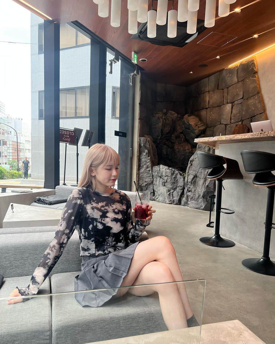 志村美希さんのインスタグラム写真 - (志村美希Instagram)「やっぱり半目紛れ込む😾 5枚目に服とカフェタグ付けしてるよ」7月20日 21時31分 - mikkitygram