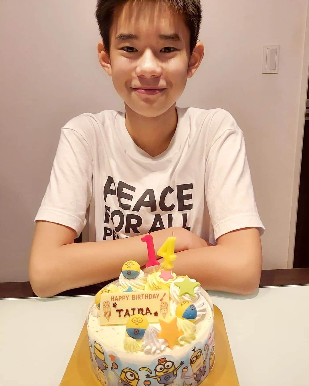 佐藤純さんのインスタグラム写真 - (佐藤純Instagram)「平羅❤14才のお誕生日おめでとう🎂  この一年でぐっと背が伸びて、お母さんは追い越されました😄  どんどん成長していく姿は、寂しさもあるけど…やっぱり嬉しいものです。  反抗期いつくるの？って本人に聞いてるけど、『こないよ～🤣‼️』と笑って答えてくれるあなたが大好きです🤣  ま、きたら、その頃には私も更年期のイライラでバッチバチ⚔️になるかもしれないけど(笑)よろしくね😁💕  いつも優しくて思いやりのある平羅は、お友達もたくさんいて、何よりその優しさにお母さんは助けられていることがたくさんあるよ。  ありがとうね❤  これからも、その優しさを大事に中学校生活を楽しんでね。  最後に…生まれてきてくれてありがとう😘  大好きだよー❤❤❤  #お誕生日おめでとう #happybirthday #息子 #14才 #大好き #生まれてきてくれてありがとう #ママ #ママモデル #モデル #mama #mamamodel #model」7月20日 21時39分 - junsatoidea