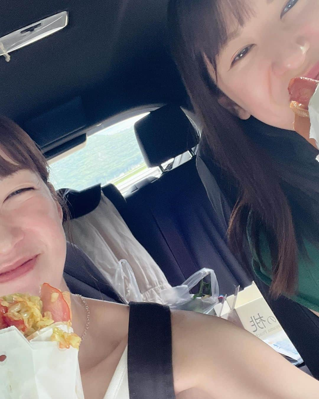 佐藤栞里さんのインスタグラム写真 - (佐藤栞里Instagram)「. 昔から旅が大好きで、 きっとわたしが好きだろうな 楽しんでくれるだろうなと想像しながら たくさんの時間をかけて旅のしおりを決めてくれる 専属スーパートラベルコーディネーターさんのおかげで ごはんも、景色も、車内のBGMも、 びっくりするくらい大好きなものだらけでした。 毎晩寝る前に、 この楽しい時間も終わりが近づいているね、と ぽろっと言葉にすると "やめてよ！！"と本気で悲しい顔をするゆかりが 可愛くて仕方がなかったです。笑 おばあちゃんになっても旅しようね、が ばいばいする時の合言葉。 次はどこに行こうかなあ☺︎」7月20日 21時43分 - satoshiori727