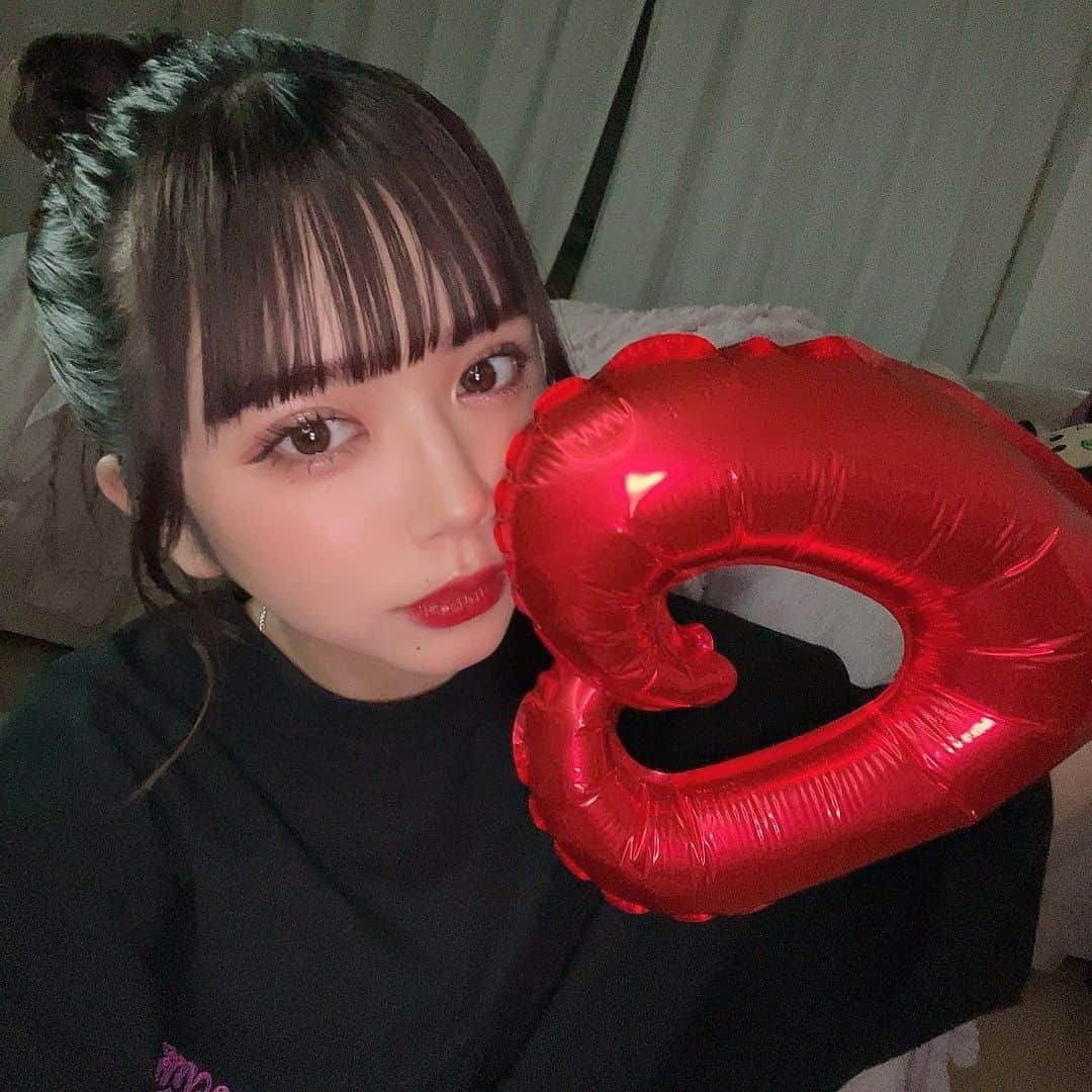 高梨優佳さんのインスタグラム写真 - (高梨優佳Instagram)「今日で20歳も終わりだなあ 、 嬉しいような寂しいような。 辛かったし楽しかったです。  でも幸せの方が多かったな、 本当にみんなのおかげです。 ありがとう( ◜︎࿀◝︎ )♡  そしてフライングだけどさっきままが ビデオ通話でお祝いくれました ケーキに21歳のロウソクが刺さってて 代わりにロウソクの火を消してくれた🕯  毎年毎年 子供の時と何も変わらずお祝いしてくれるまま ありがとう🌙𓈒 𓂂𓏸  今年1年ありがとうございました。 来年もよろしくね ！みんなだいすきだよ︎︎︎✌︎」7月20日 21時59分 - yukaaa0721xx