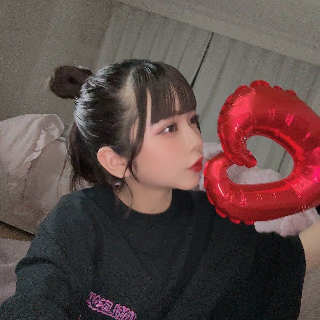 高梨優佳さんのインスタグラム写真 - (高梨優佳Instagram)「今日で20歳も終わりだなあ 、 嬉しいような寂しいような。 辛かったし楽しかったです。  でも幸せの方が多かったな、 本当にみんなのおかげです。 ありがとう( ◜︎࿀◝︎ )♡  そしてフライングだけどさっきままが ビデオ通話でお祝いくれました ケーキに21歳のロウソクが刺さってて 代わりにロウソクの火を消してくれた🕯  毎年毎年 子供の時と何も変わらずお祝いしてくれるまま ありがとう🌙𓈒 𓂂𓏸  今年1年ありがとうございました。 来年もよろしくね ！みんなだいすきだよ︎︎︎✌︎」7月20日 21時59分 - yukaaa0721xx