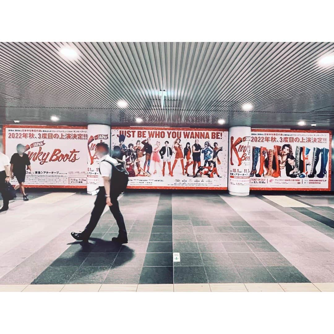 ソニンさんのインスタグラム写真 - (ソニンInstagram)「. “Kinky Boots” billboard in Shibuya!!  仕事終わりが渋谷だったので行ってきた🤭  渋谷駅、半蔵門&田園都市線、ハチ公口側、改札外&内 今日から24日までの限定なので急げ‼️  ソニンローレンは改札内です、一緒に撮って教えてください♡  さて今週末はBrand new Musical愛知公演！ソニン初日です🎤新しく歌う曲多数！あのかつてインライで言ってた曲うたいます🙏🏻  #KinkyBoots#KinkyBootsJapan#キンキーブーツ #BrandNewMusical #ソニン出演は7月23日愛知31日横須賀8月6日大阪」7月20日 22時14分 - sonim_official